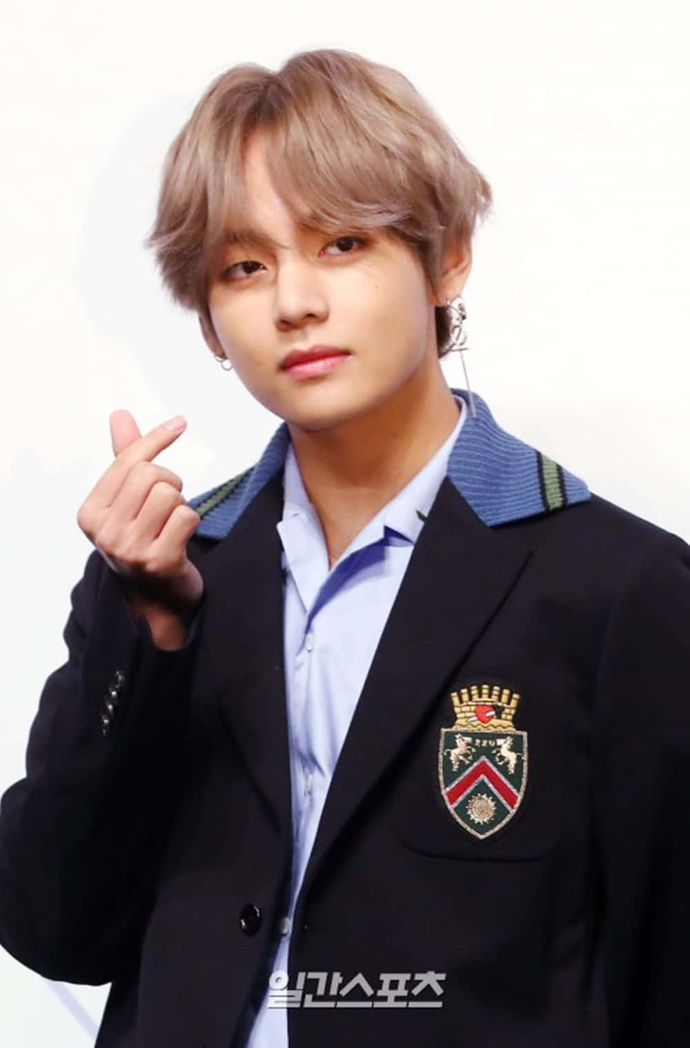 V BTS, blonde hair, black blazer, HD Phone Wallpaper