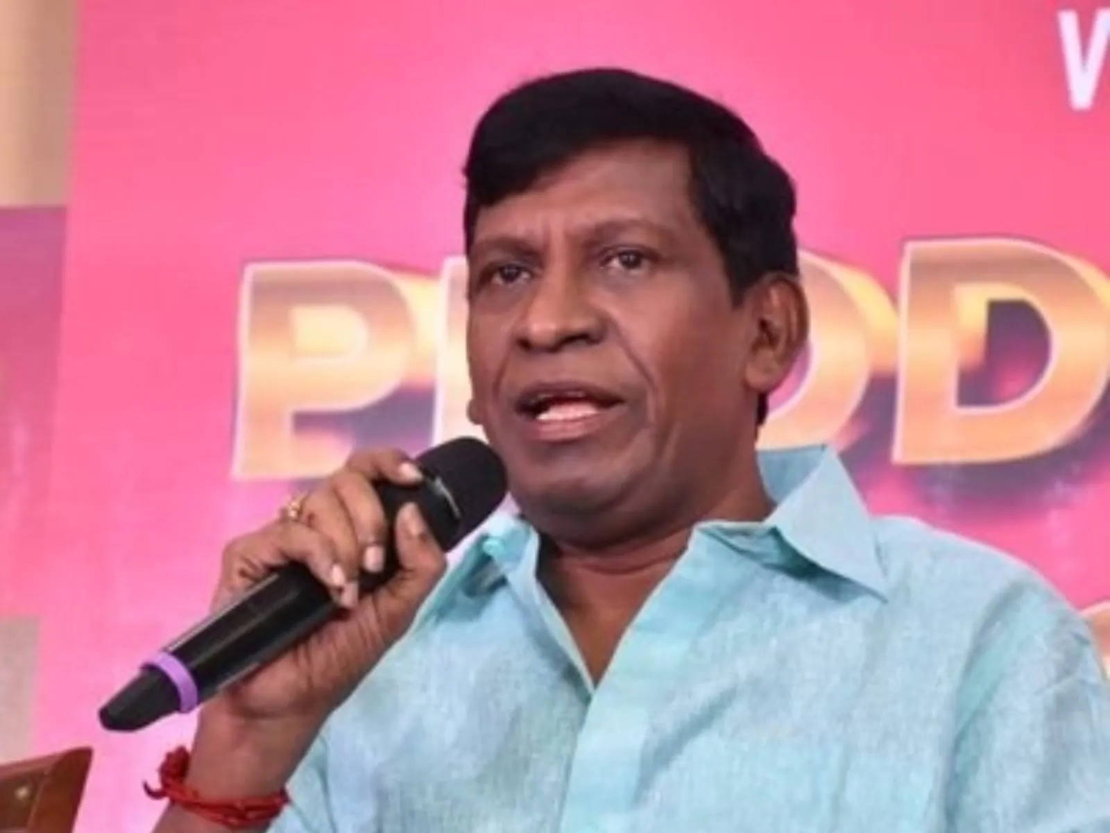 Vadivelu, light blue shirt, microphone, HD Desktop Wallpaper