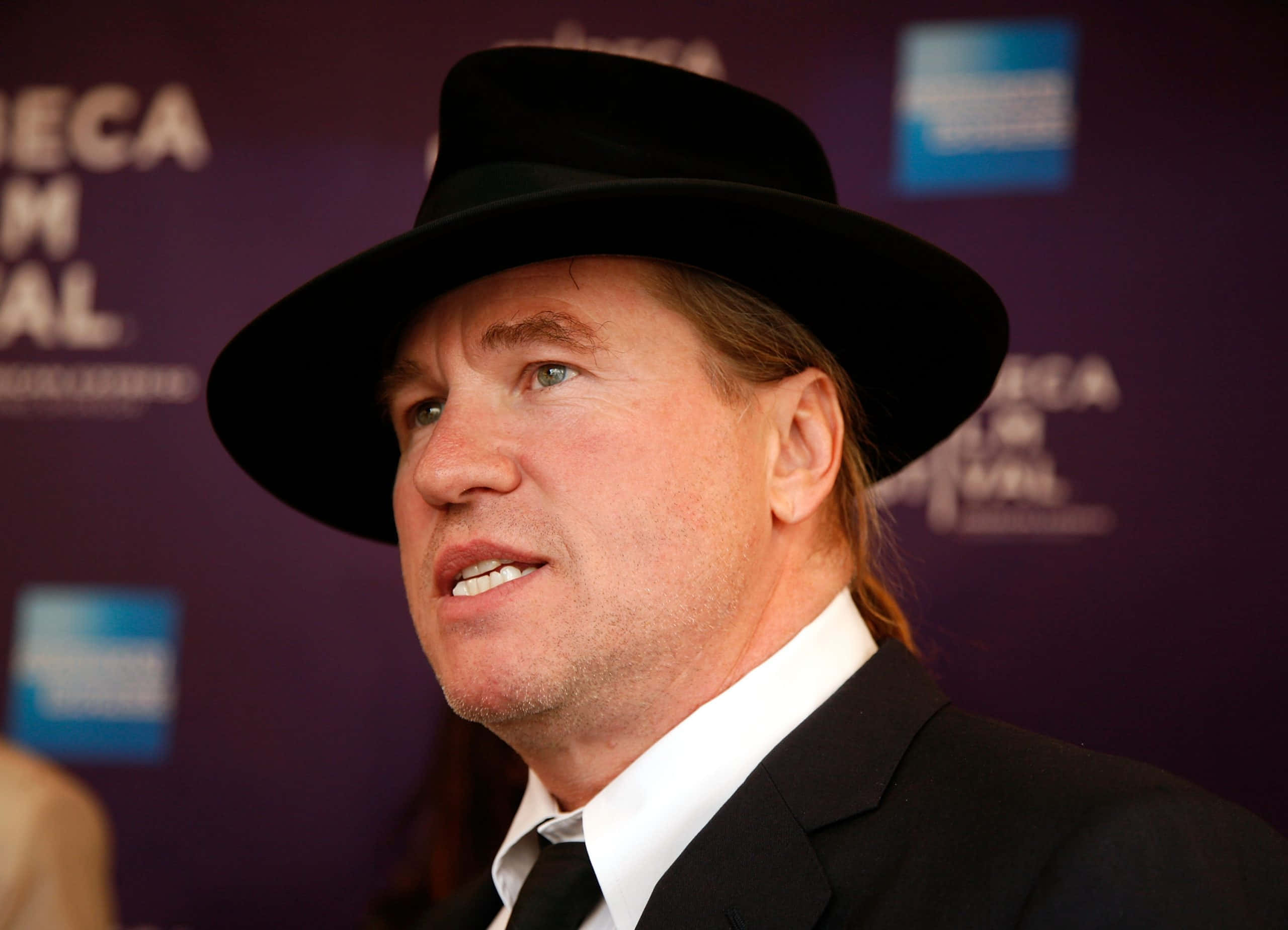 Val Kilmer, black fedora, suit, 2K Desktop Wallpaper