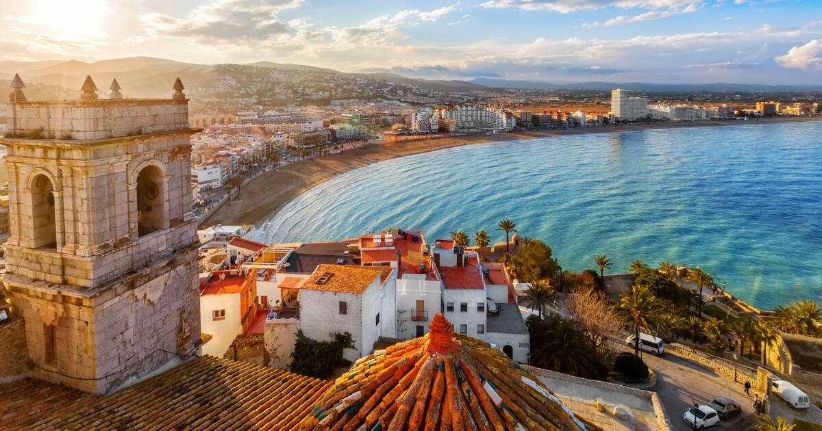 Valencia, coastal town, terracotta roofs, SD Desktop Wallpaper