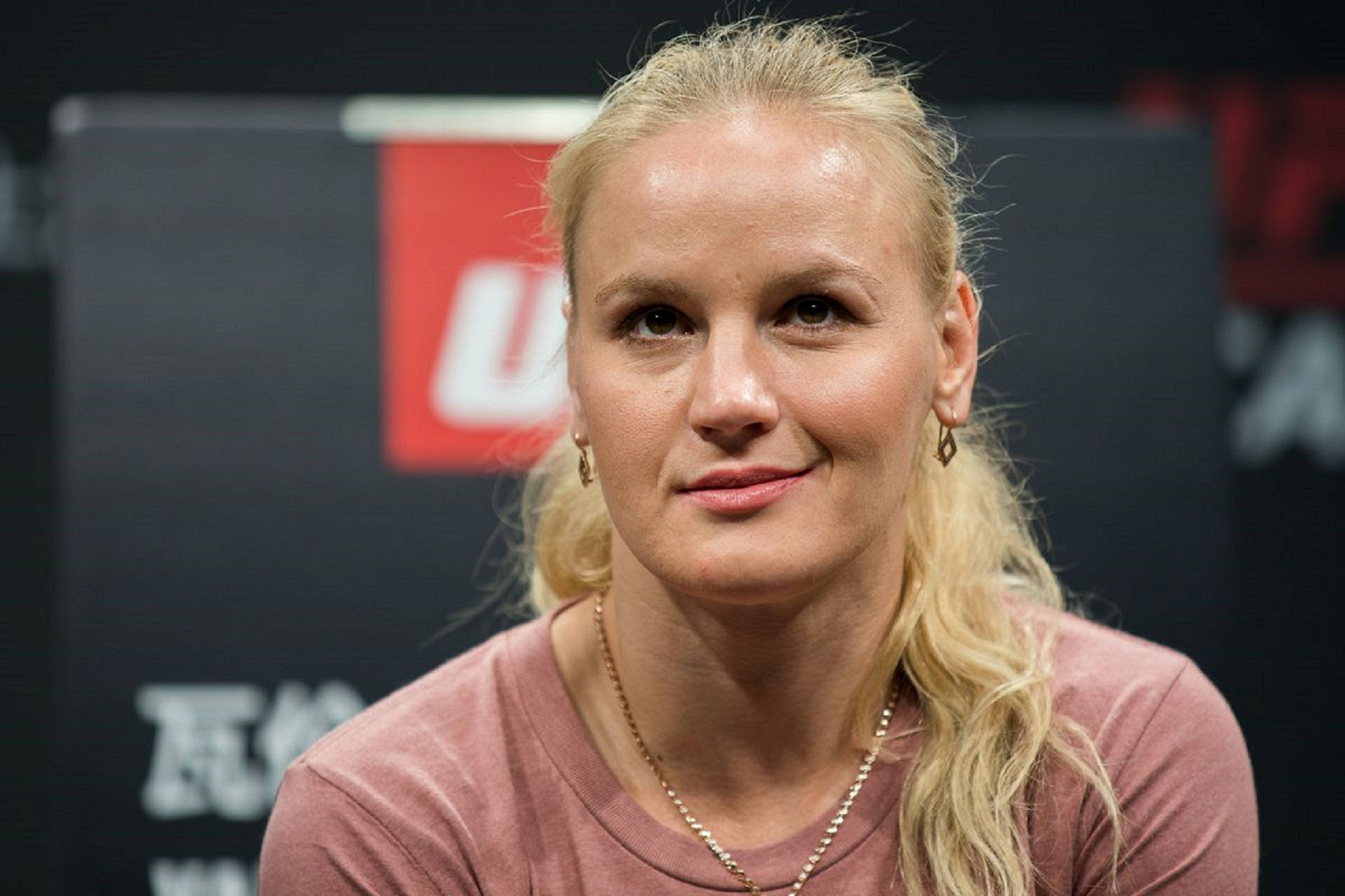 Valentina Shevchenko, pink shirt, gold jewelry, 4K Desktop Wallpaper