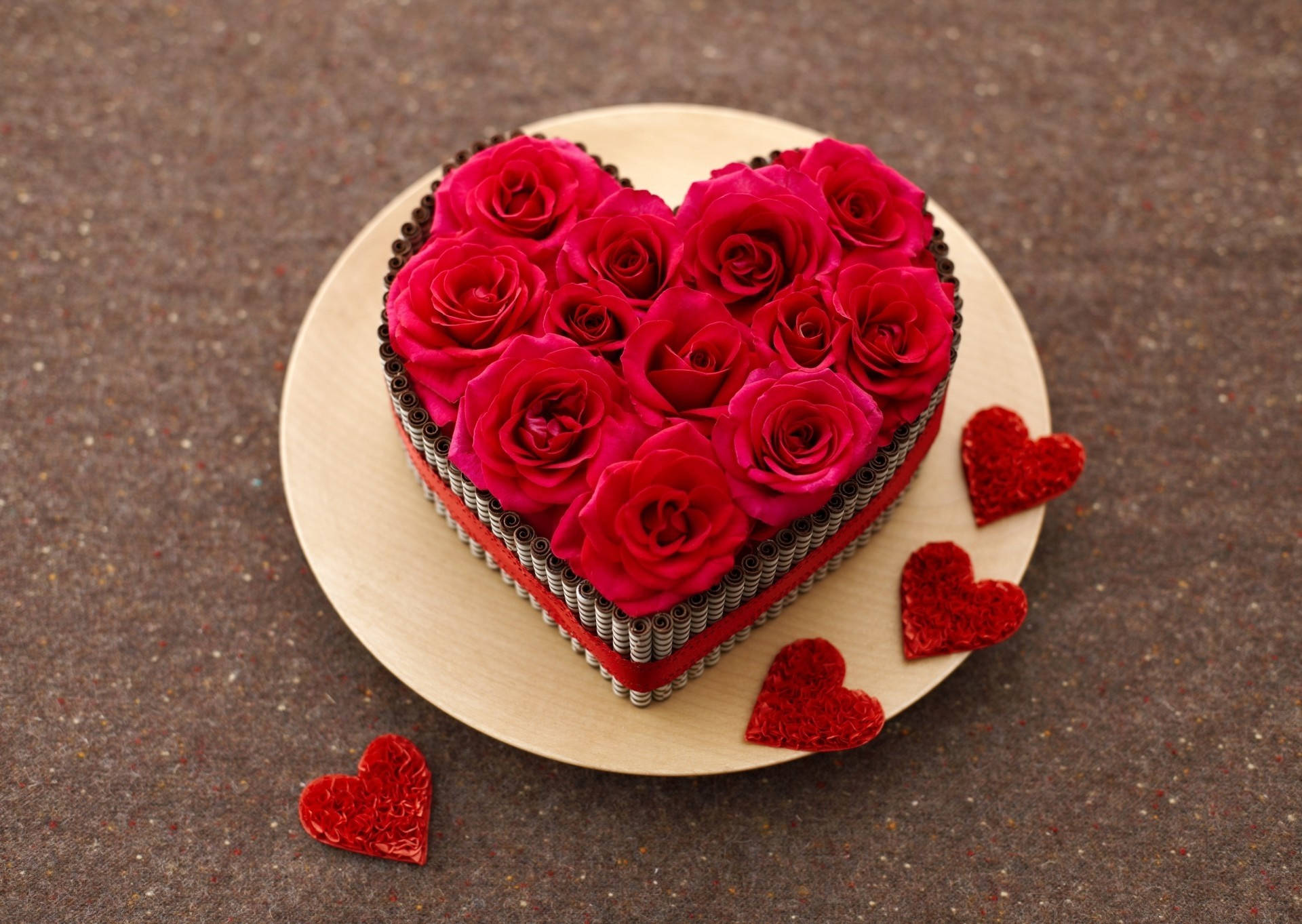 red flower heart cake, vibrant red roses, wooden plate, Full HD Desktop Wallpaper