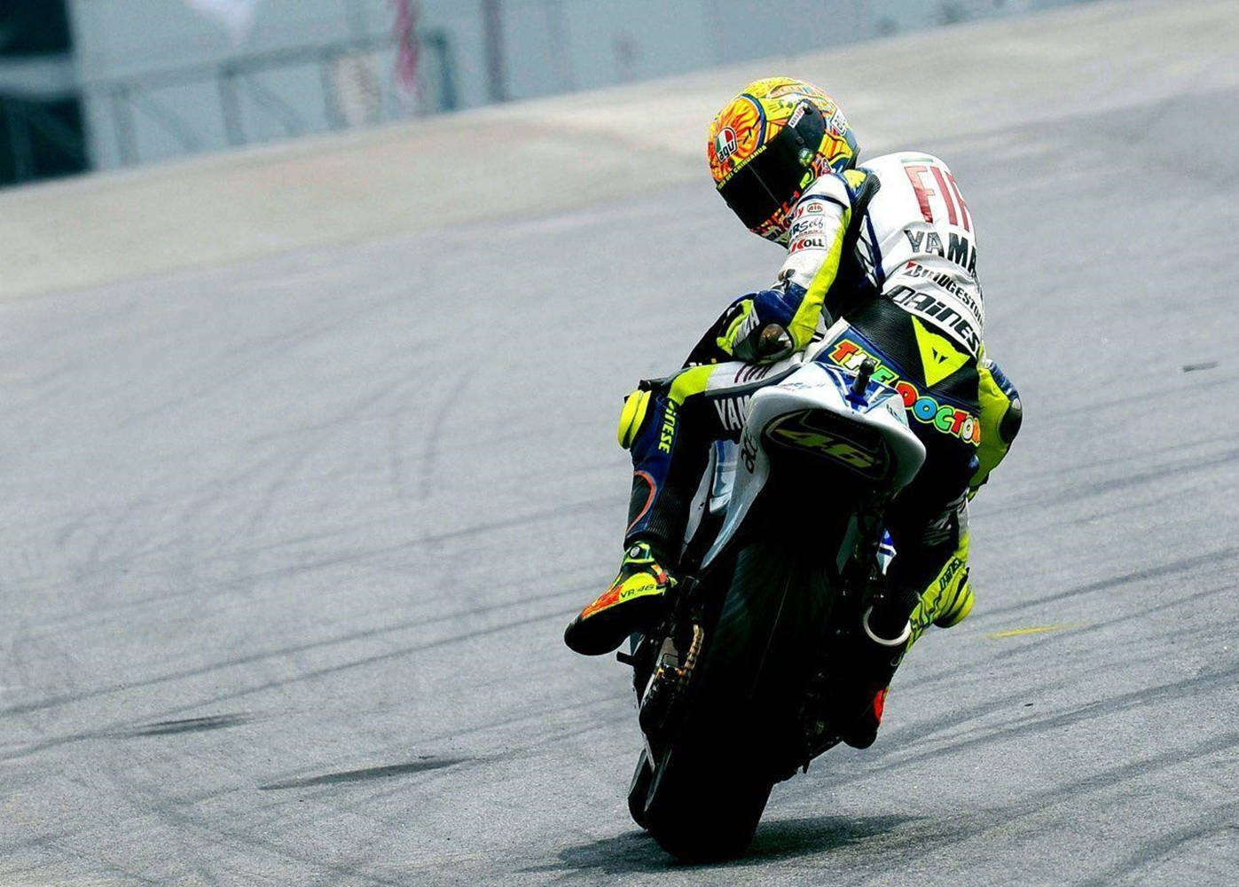 Valentino Rossi, 2015 Malaysia Grand Prix, vibrant yellow helmet, HD Desktop Wallpaper