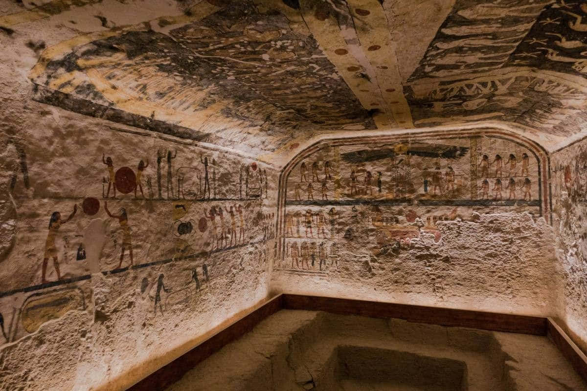 Valley of the Kings, ancient Egyptian tomb, faded hieroglyphic murals, SD Desktop Wallpaper