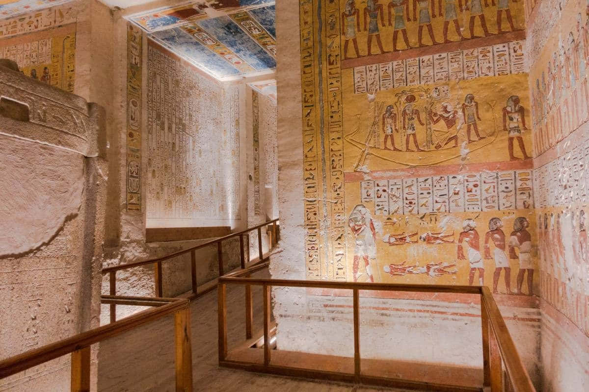 Valley of the Kings, ancient Egyptian tomb corridor, vibrant hieroglyphic murals, SD Desktop Wallpaper
