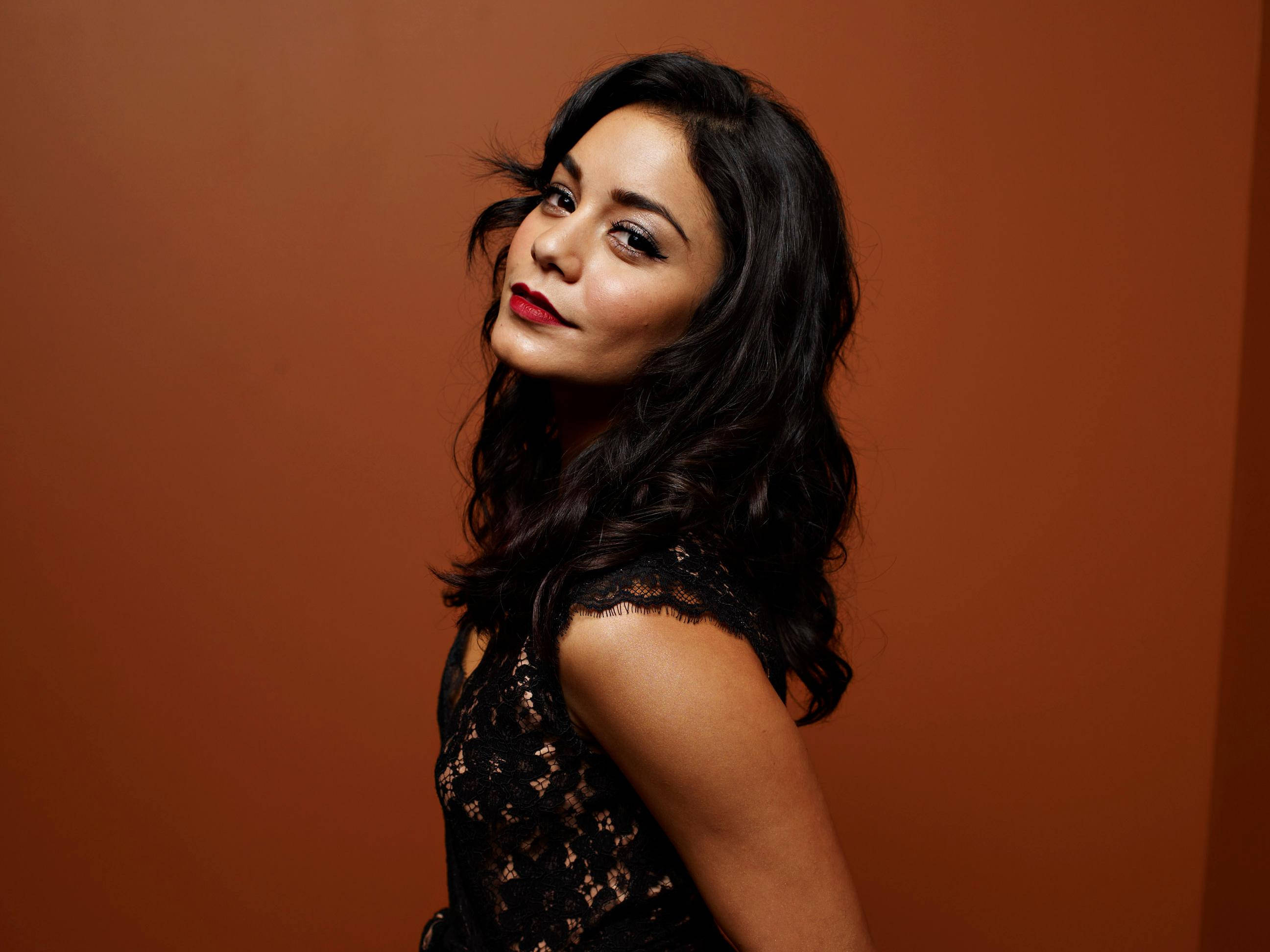 Vanessa Hudgens, dark wavy hair, red lipstick, 2K Desktop Wallpaper