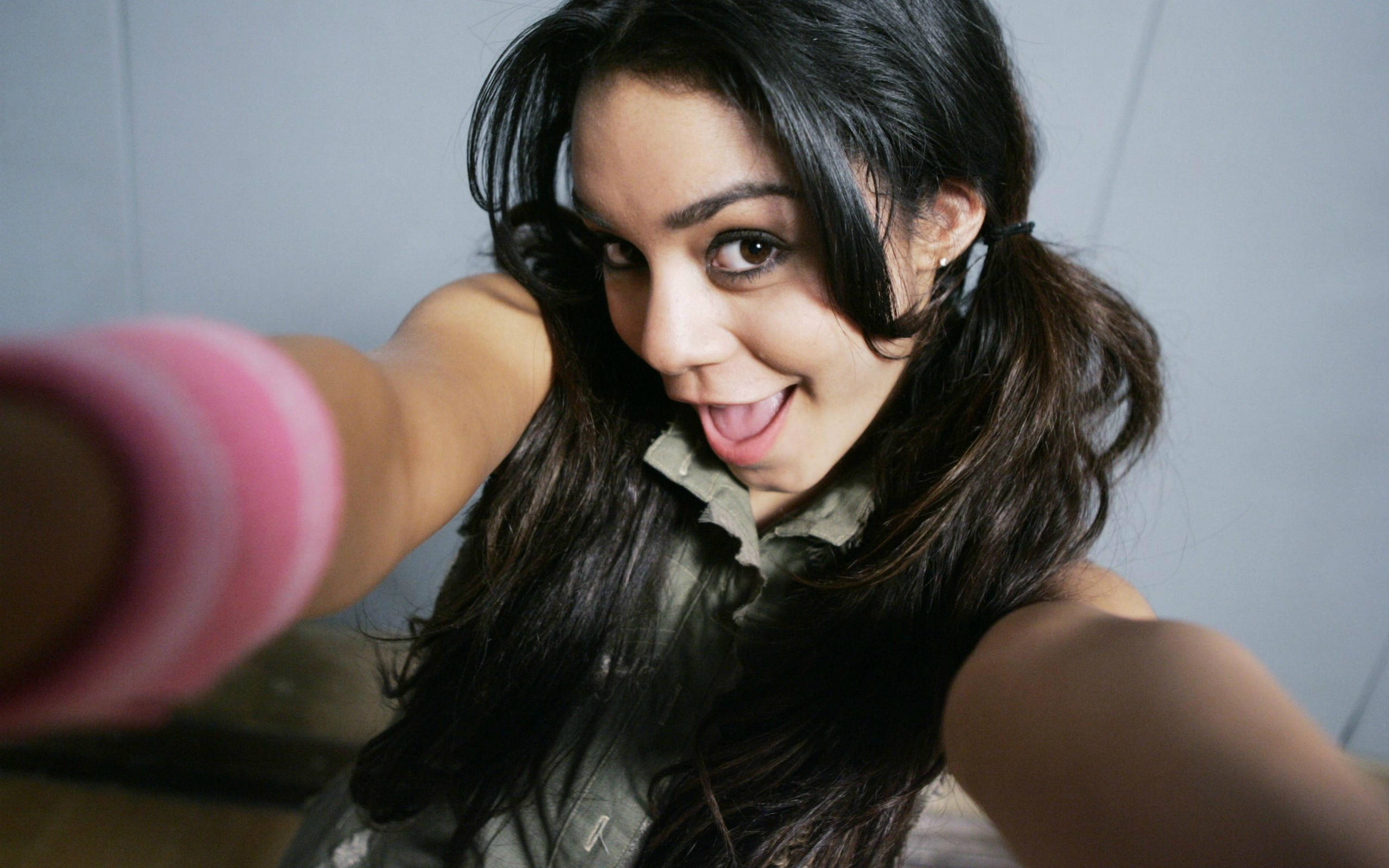 Vanessa Hudgens, pink striped phone, selfie, 2K Desktop Wallpaper