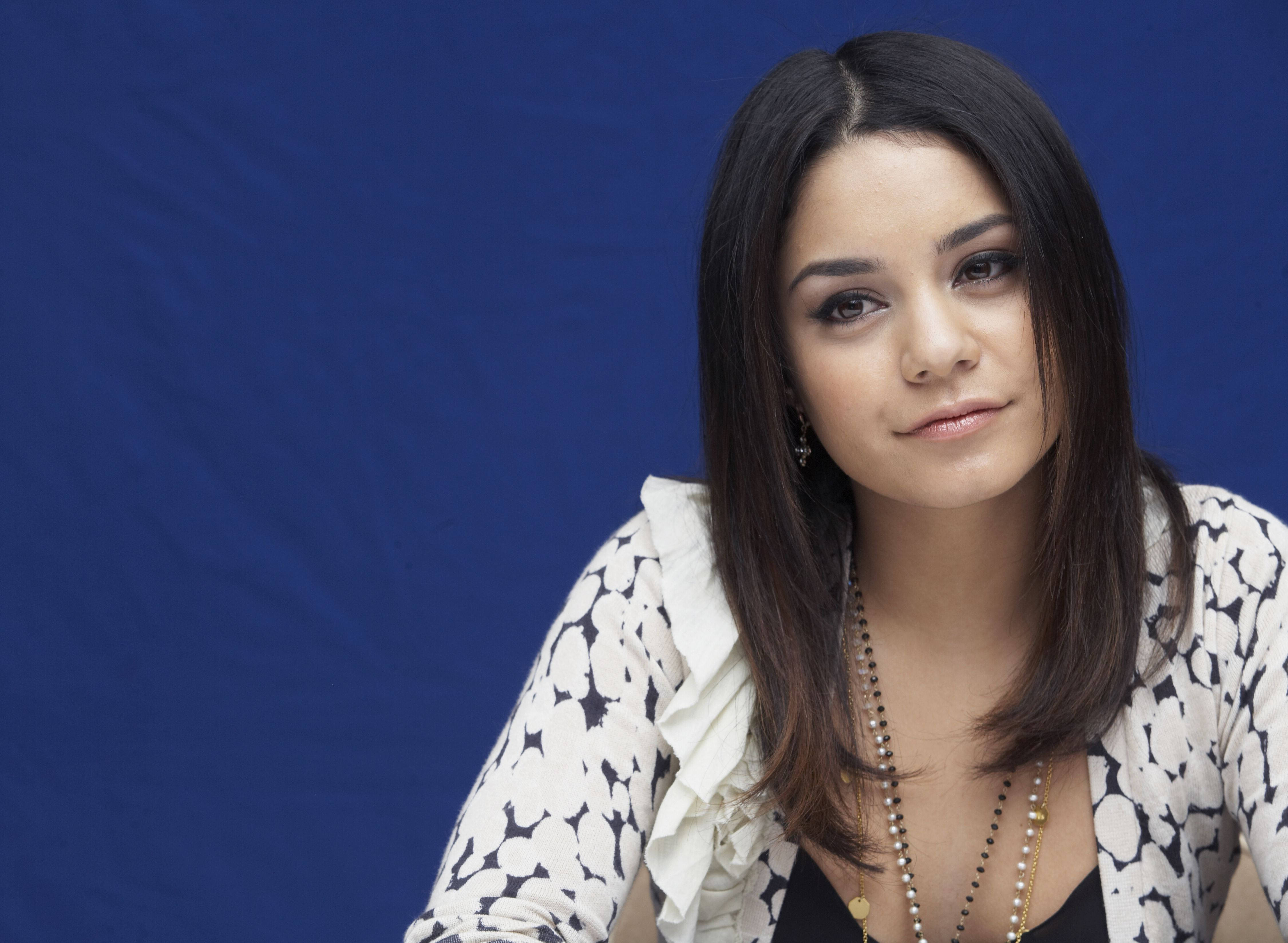 Vanessa Hudgens, dark hair, subtle makeup, 4K Desktop Wallpaper