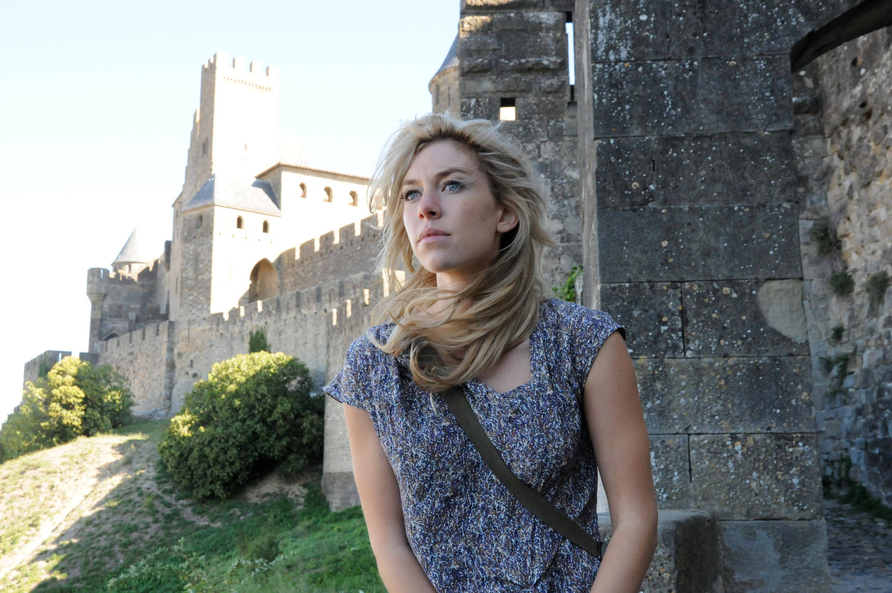 Vanessa Kirby, blonde woman, ancient stone castle walls, 2K Desktop Wallpaper
