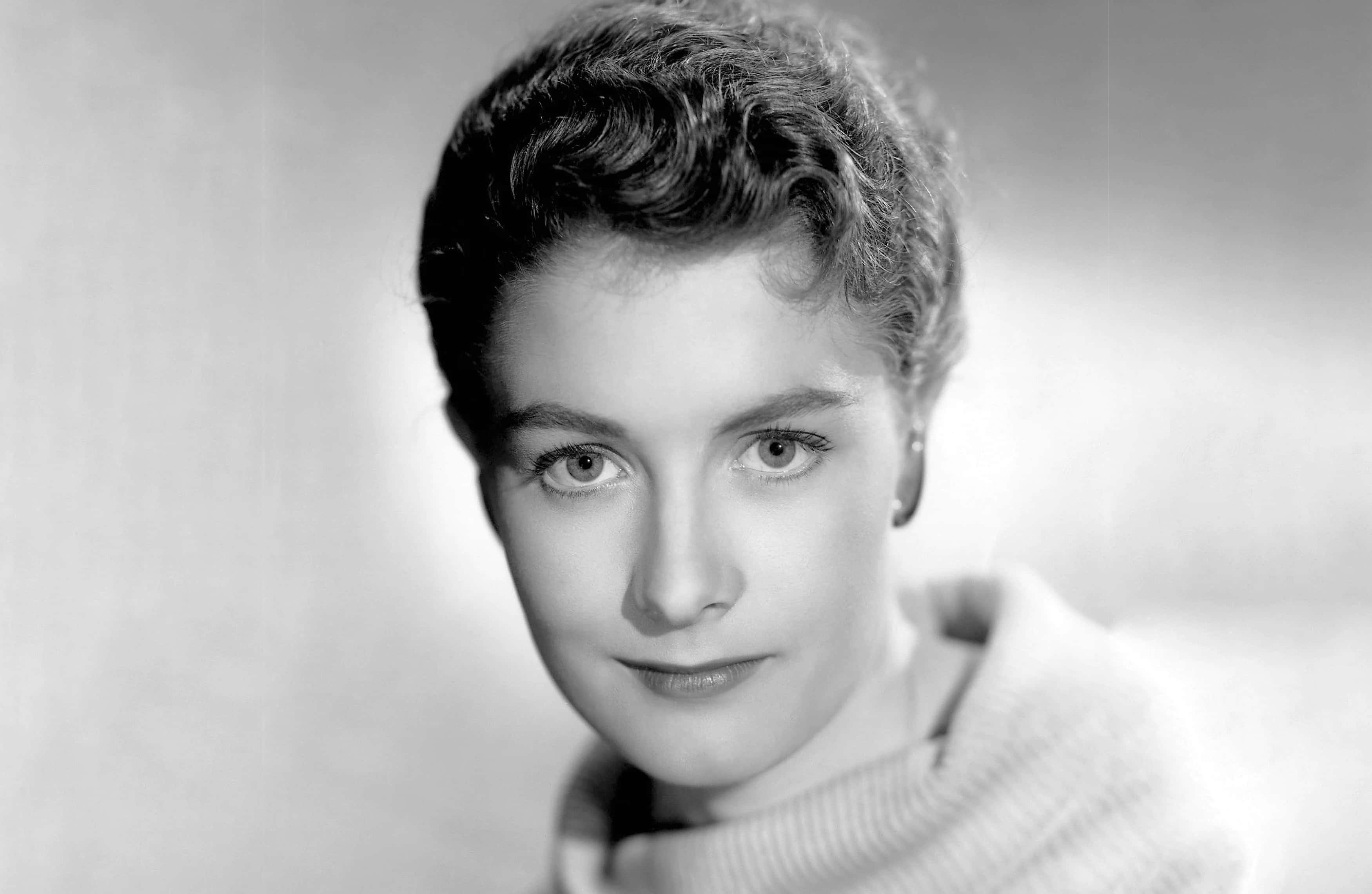 Vanessa Redgrave, black and white portrait, soft curls, 2K Desktop Wallpaper