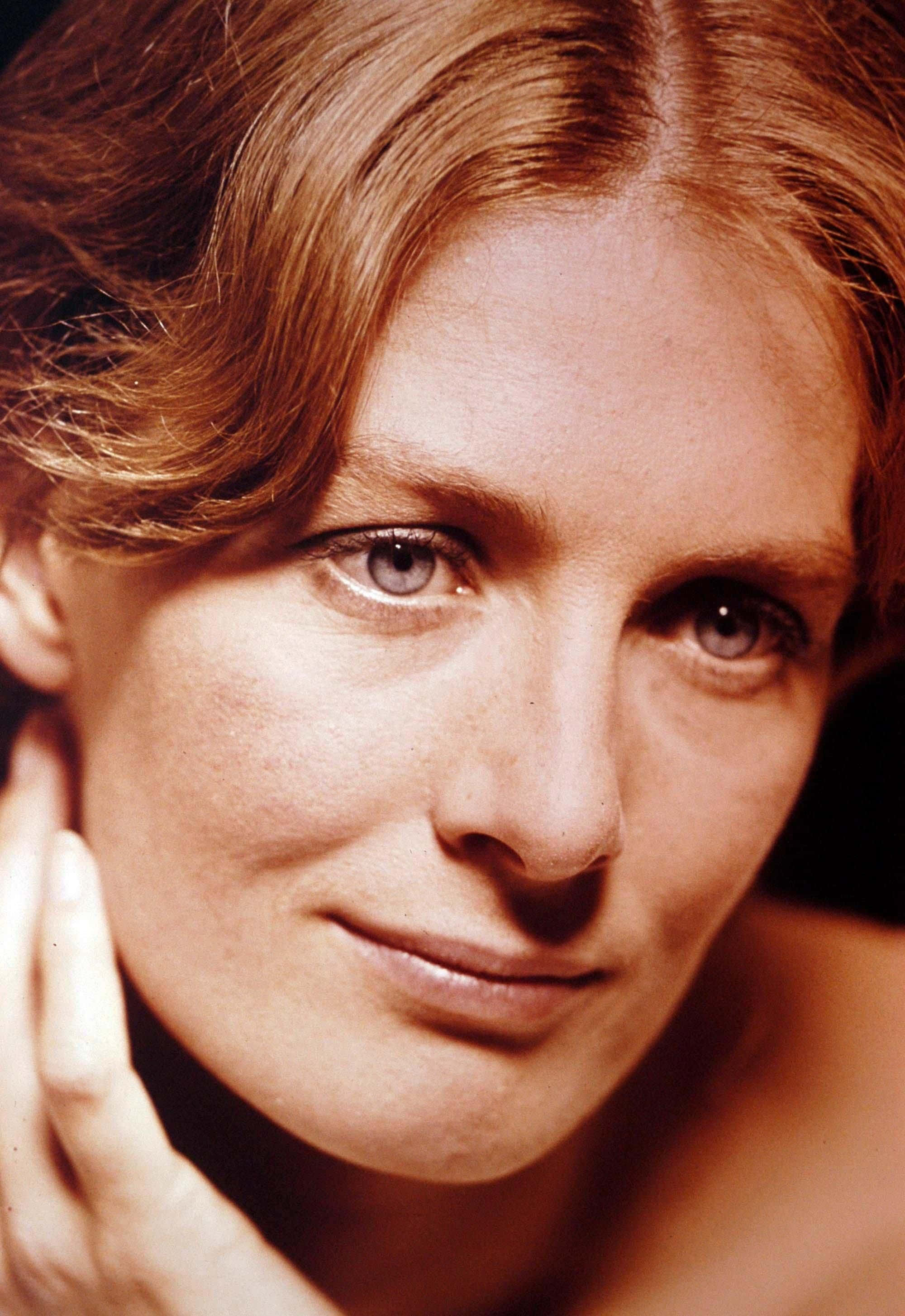 Vanessa Redgrave, awards ceremony, warm brown hair, 2K Phone Wallpaper