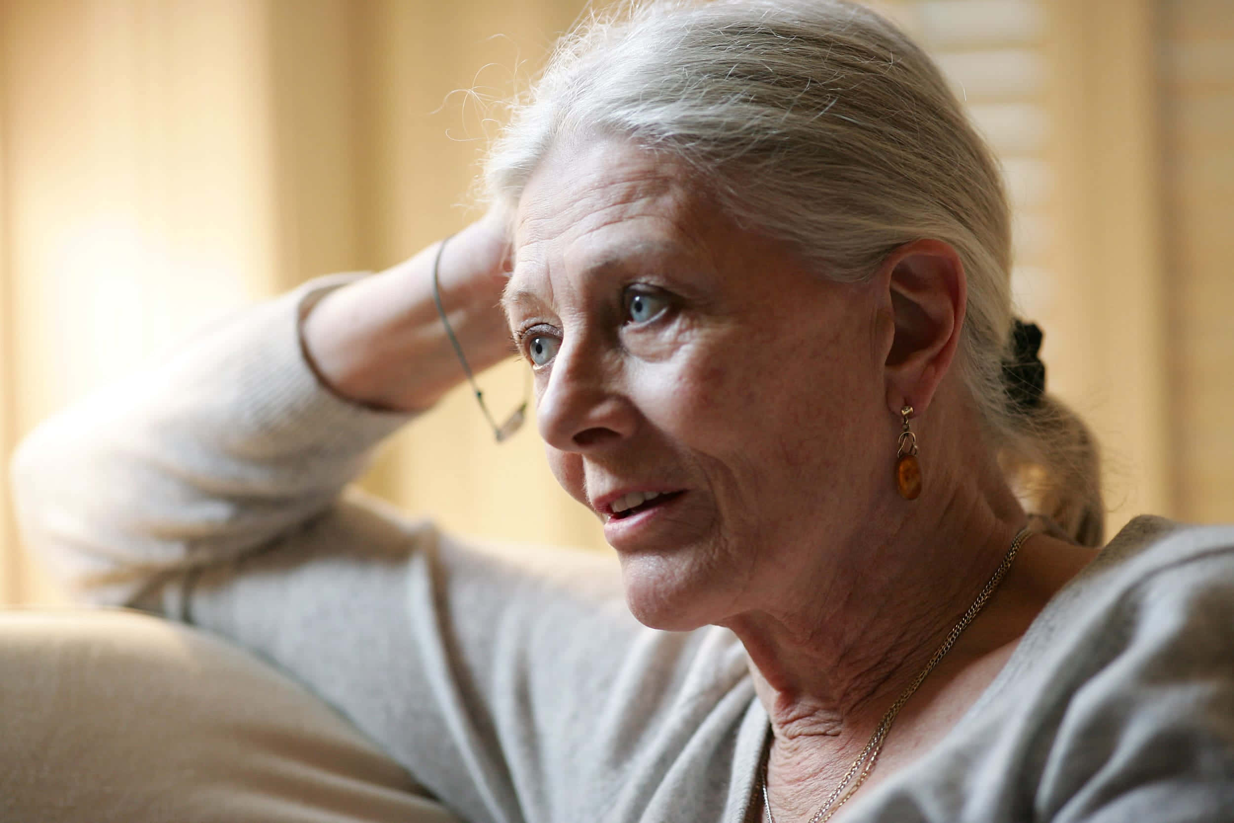 Vanessa Redgrave, gray hair, warmly lit room, Full HD Desktop Wallpaper