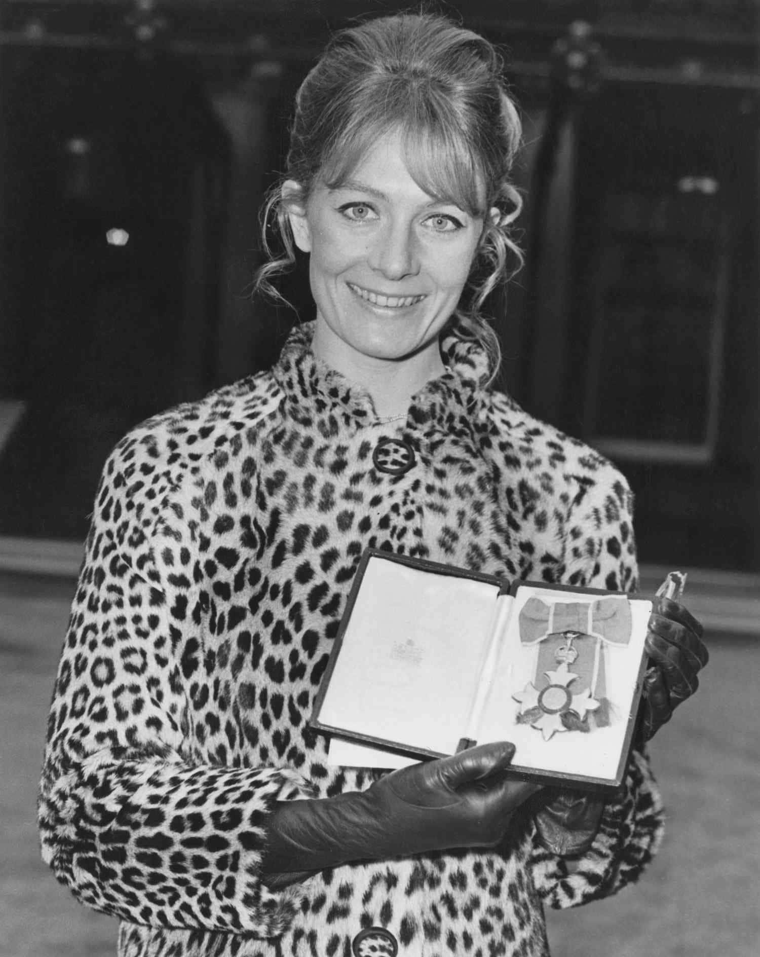 Vanessa Redgrave, leopard-print coat, gloves, HD Phone Wallpaper