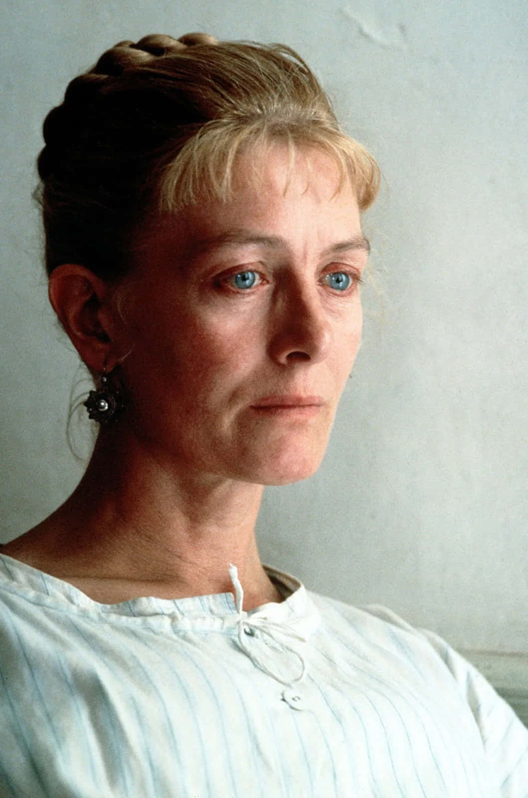 Vanessa Redgrave, braided hair, striking blue eyes, HD Phone Wallpaper