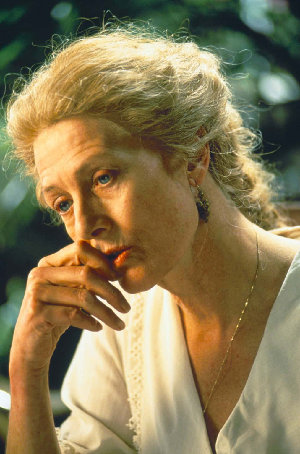 Vanessa Redgrave, blonde hair, chin on hand, HD Phone Wallpaper
