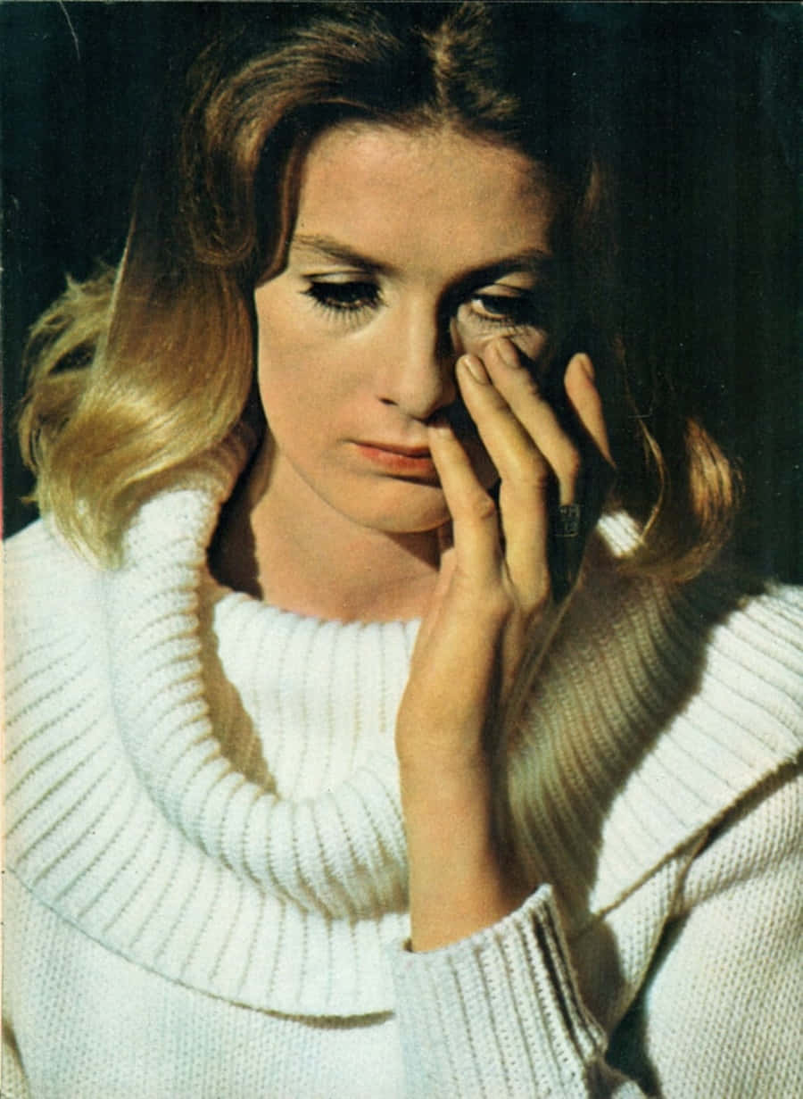 Vanessa Redgrave, white ribbed sweater, contemplative expression, SD Phone Wallpaper