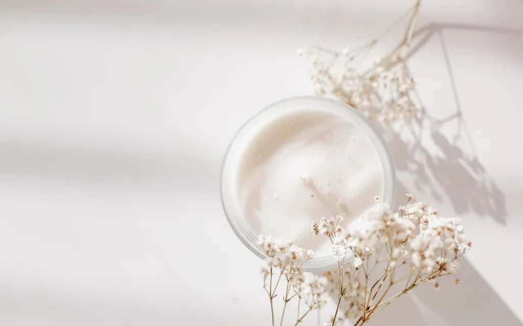 Vanilla Scented Creamand Flowers, creamy white lotion, dried baby's breath flowers, SD Desktop Wallpaper