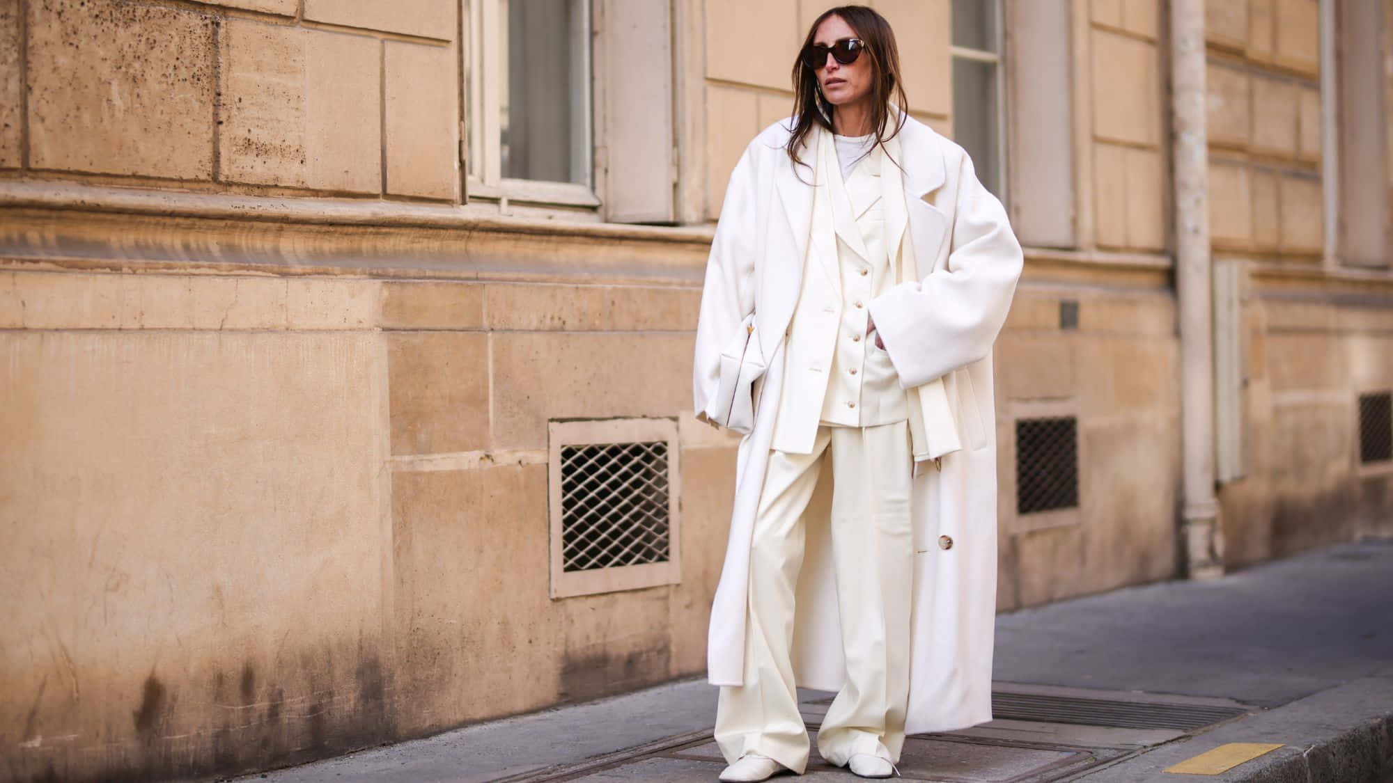 Vanilla Toned Street Style Outfit, all-white oversized outfit, sunlit urban sidewalk, Full HD Desktop Wallpaper
