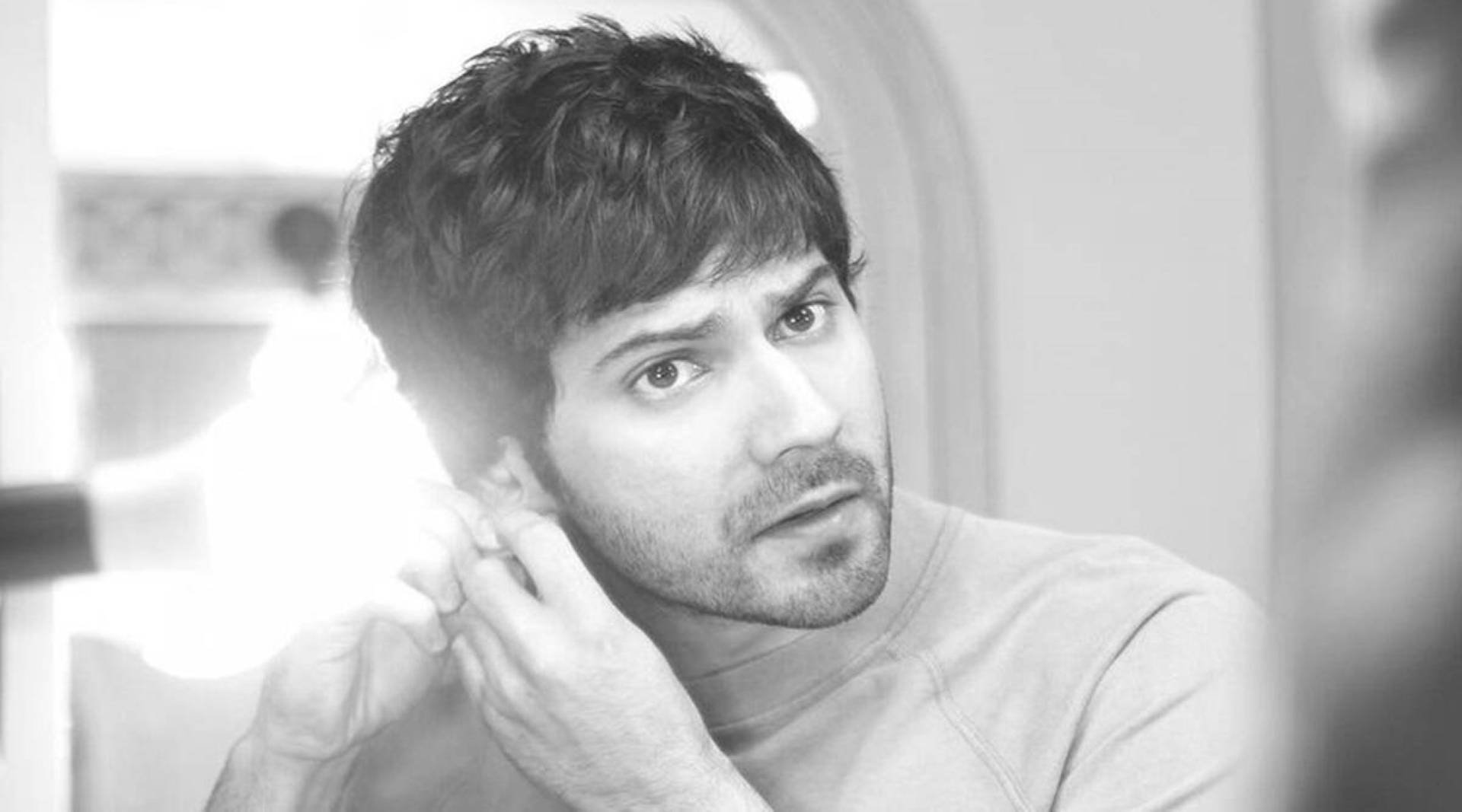 Varun Dhawan, mirror, 2021, Full HD Desktop Wallpaper