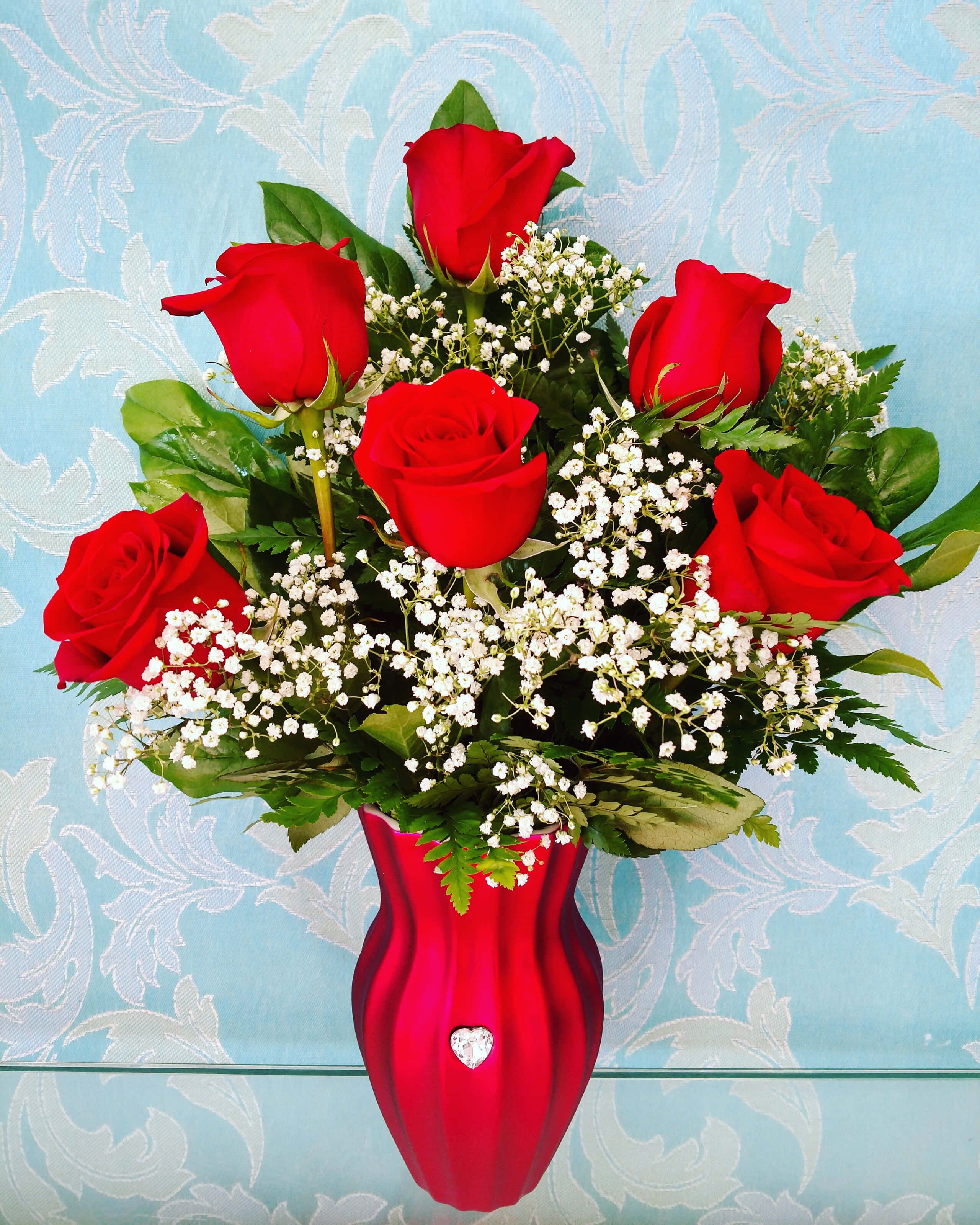 red roses, baby's breath, glossy red vase, 2K Phone Wallpaper