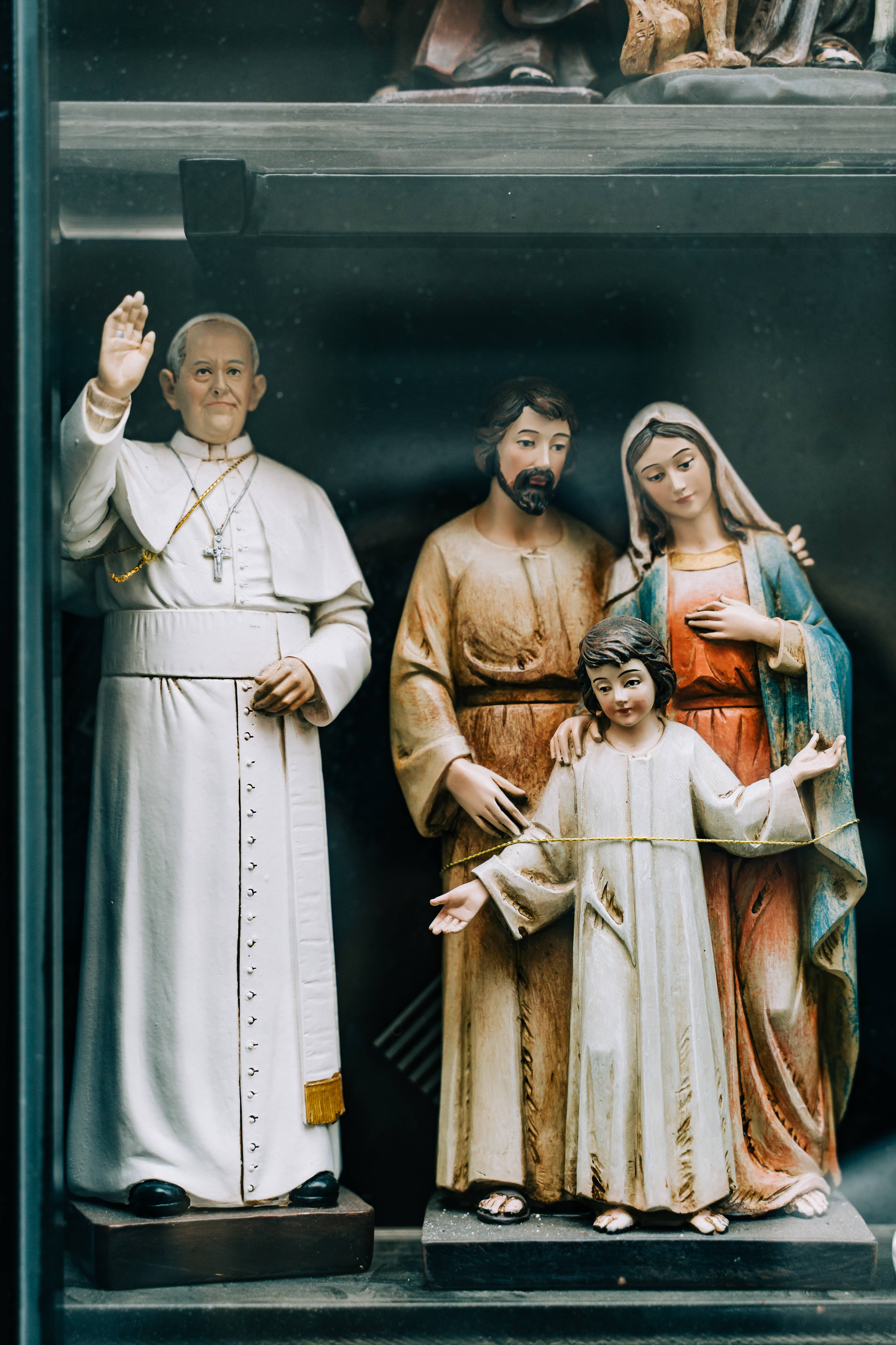 Vatican City, pope waving, holy family group, 5K Phone Wallpaper