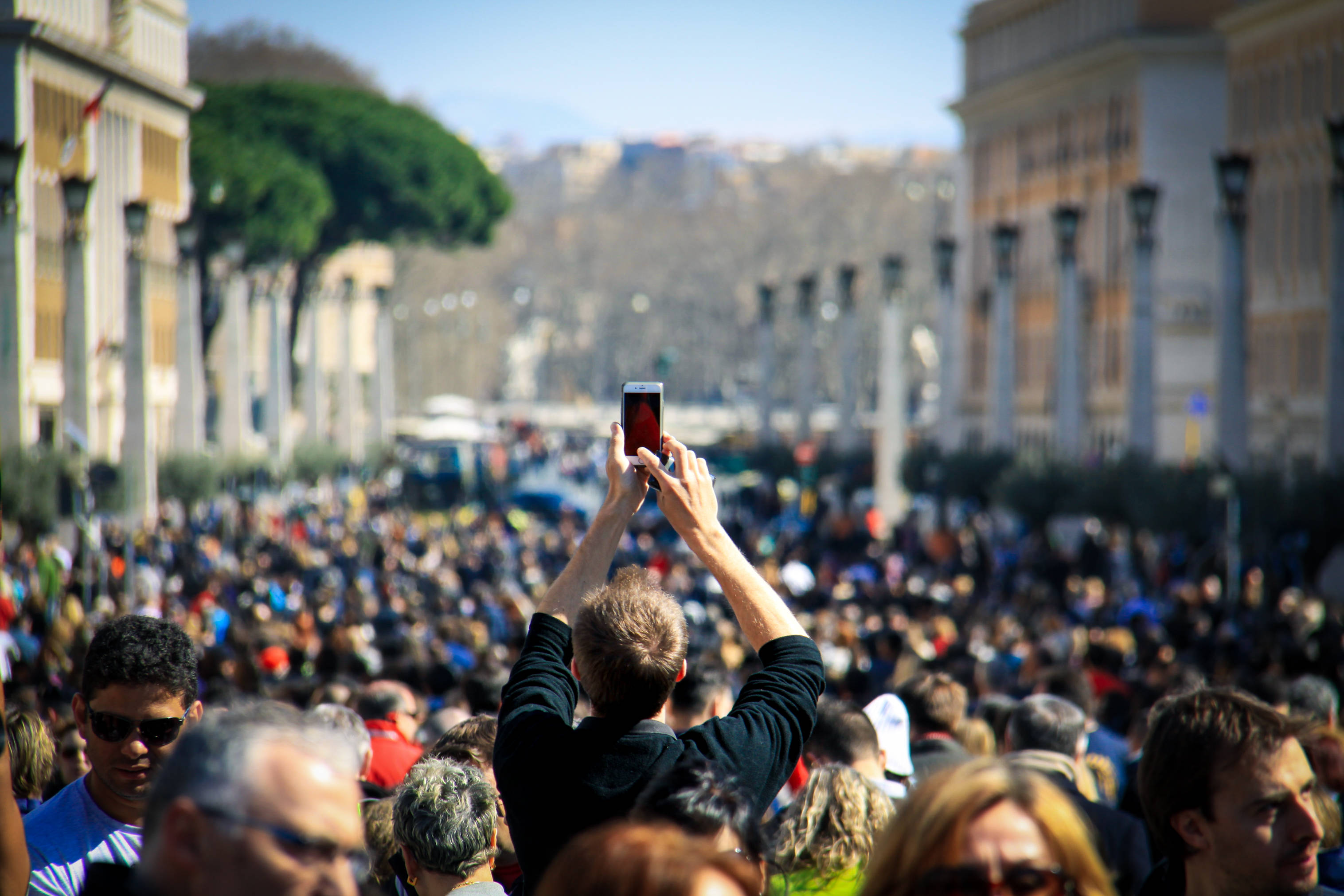 Vatican City, crowd, sunlit European plaza, 2K Desktop Wallpaper