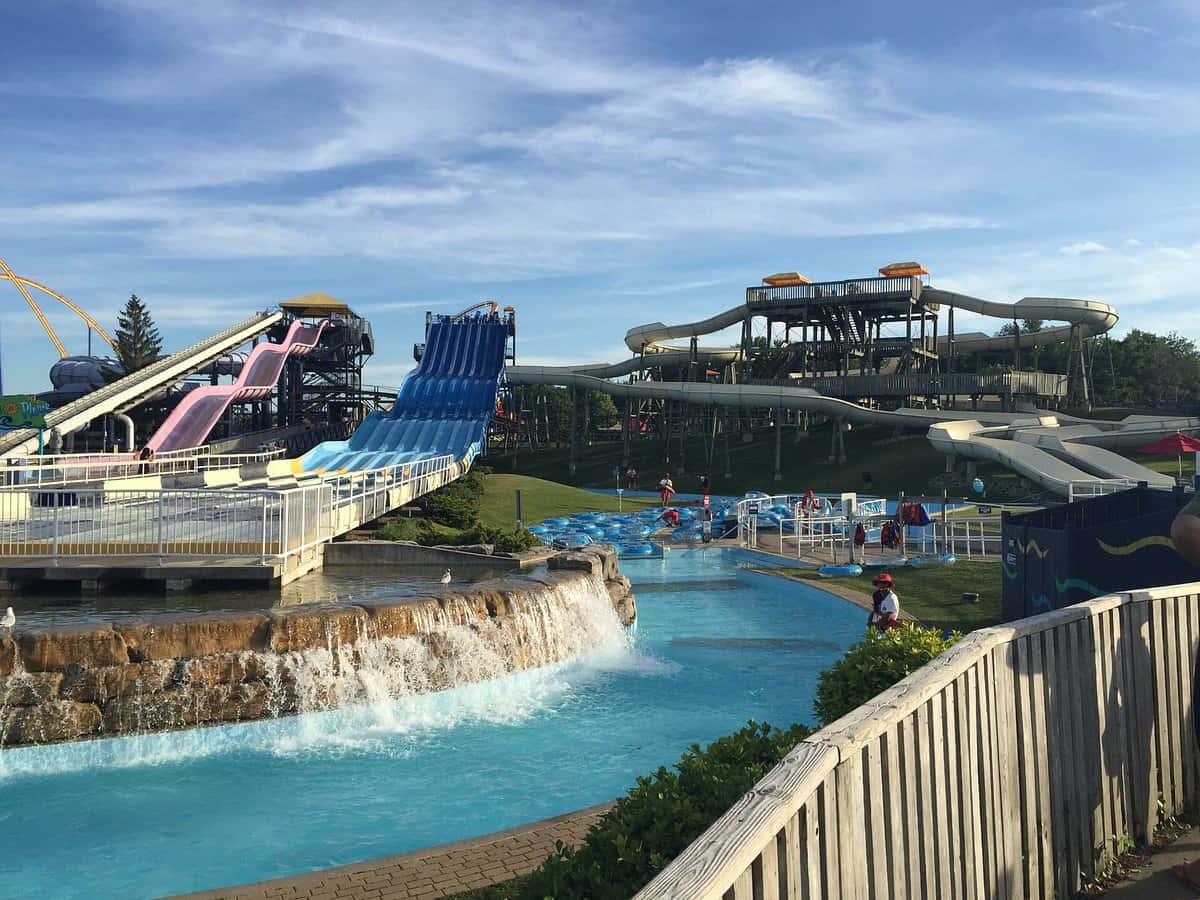 Waterpark Funin, Vaughan Canada, blue slides, SD Desktop Wallpaper