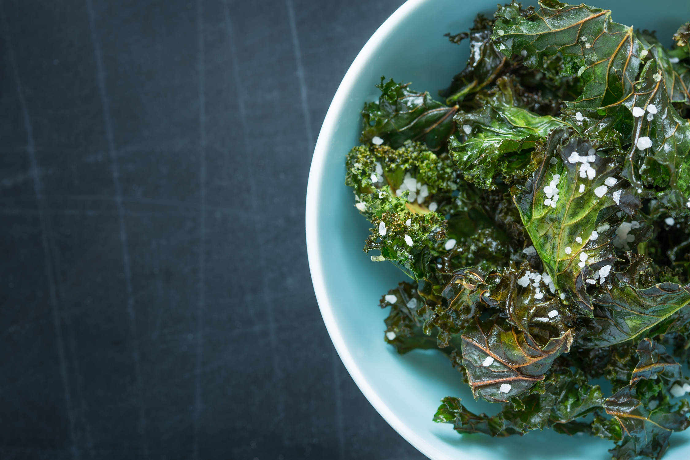 salted kale dish, crispy kale chips, sea salt, Full HD Desktop Wallpaper