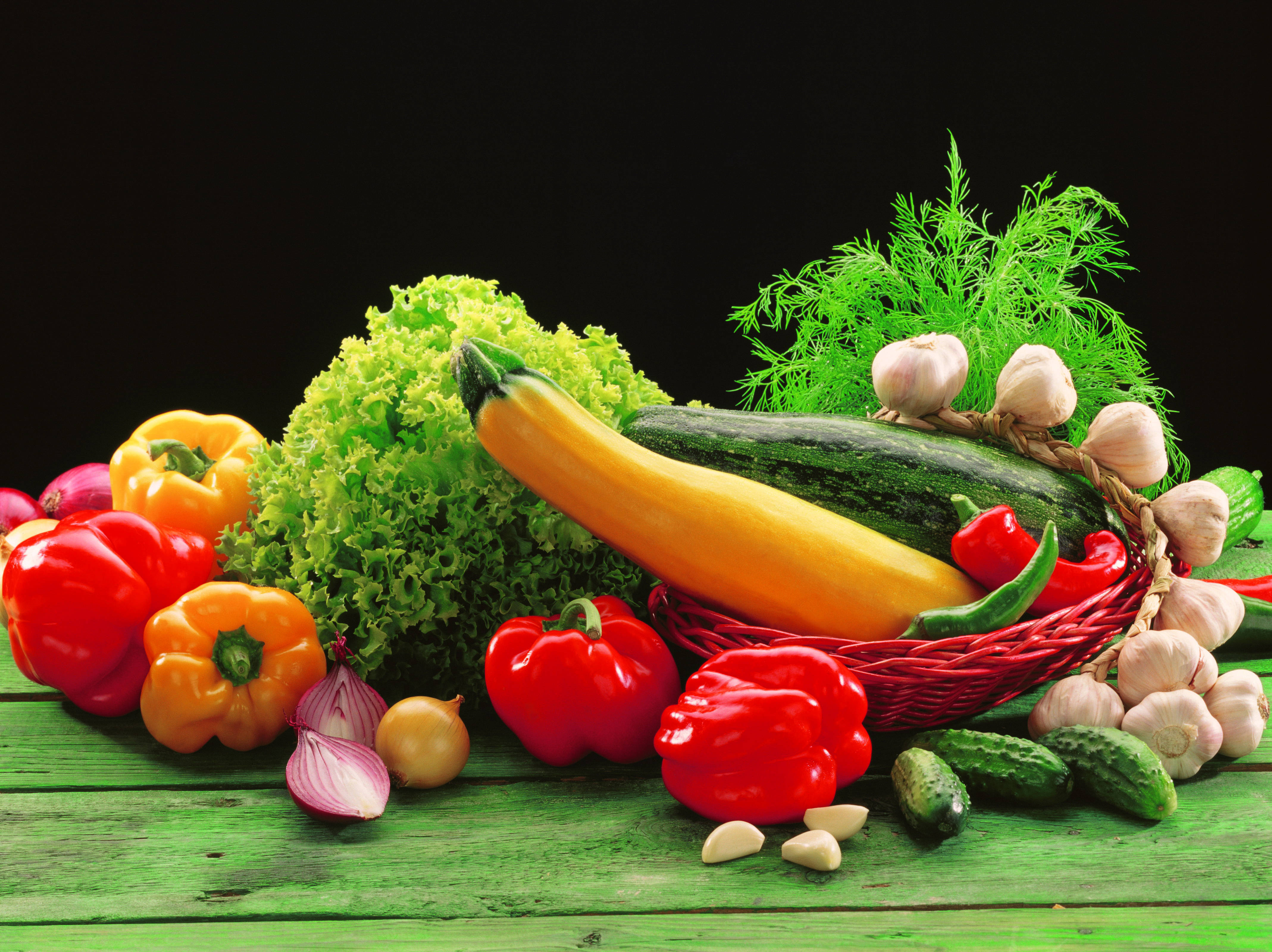 black background, weathered green wooden surface, bell peppers, 4K Desktop Wallpaper