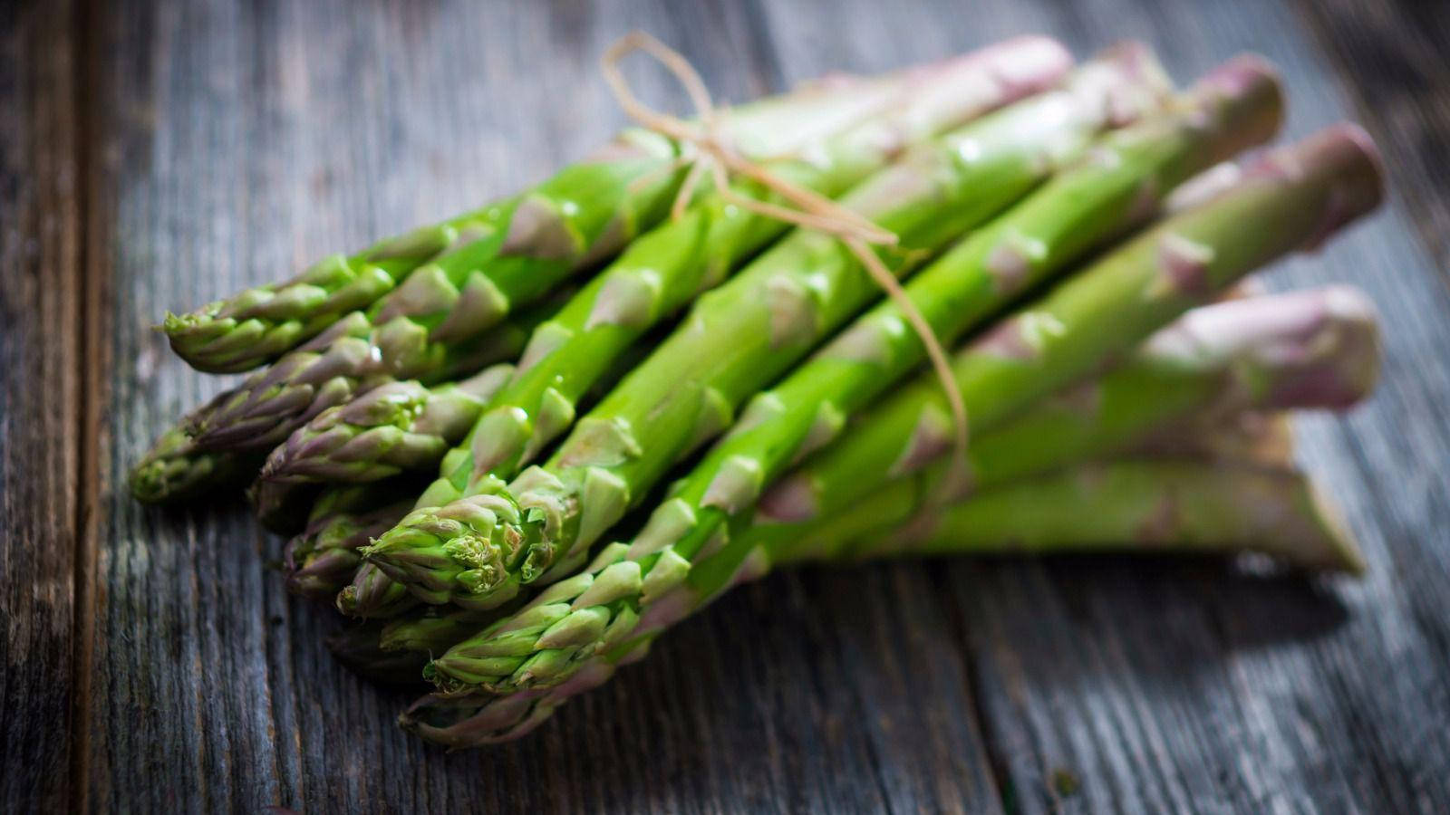 asparagus variety with stout stems, fresh green asparagus spears, twine, HD Desktop Wallpaper