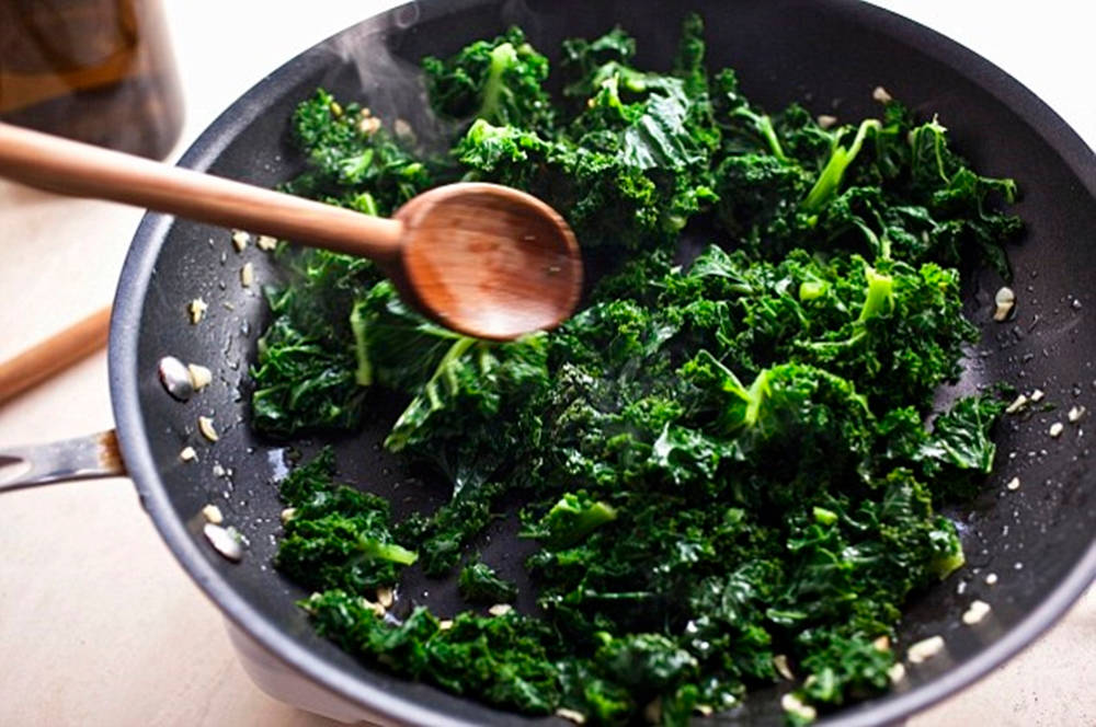 kale, black skillet, garlic, SD Desktop Wallpaper