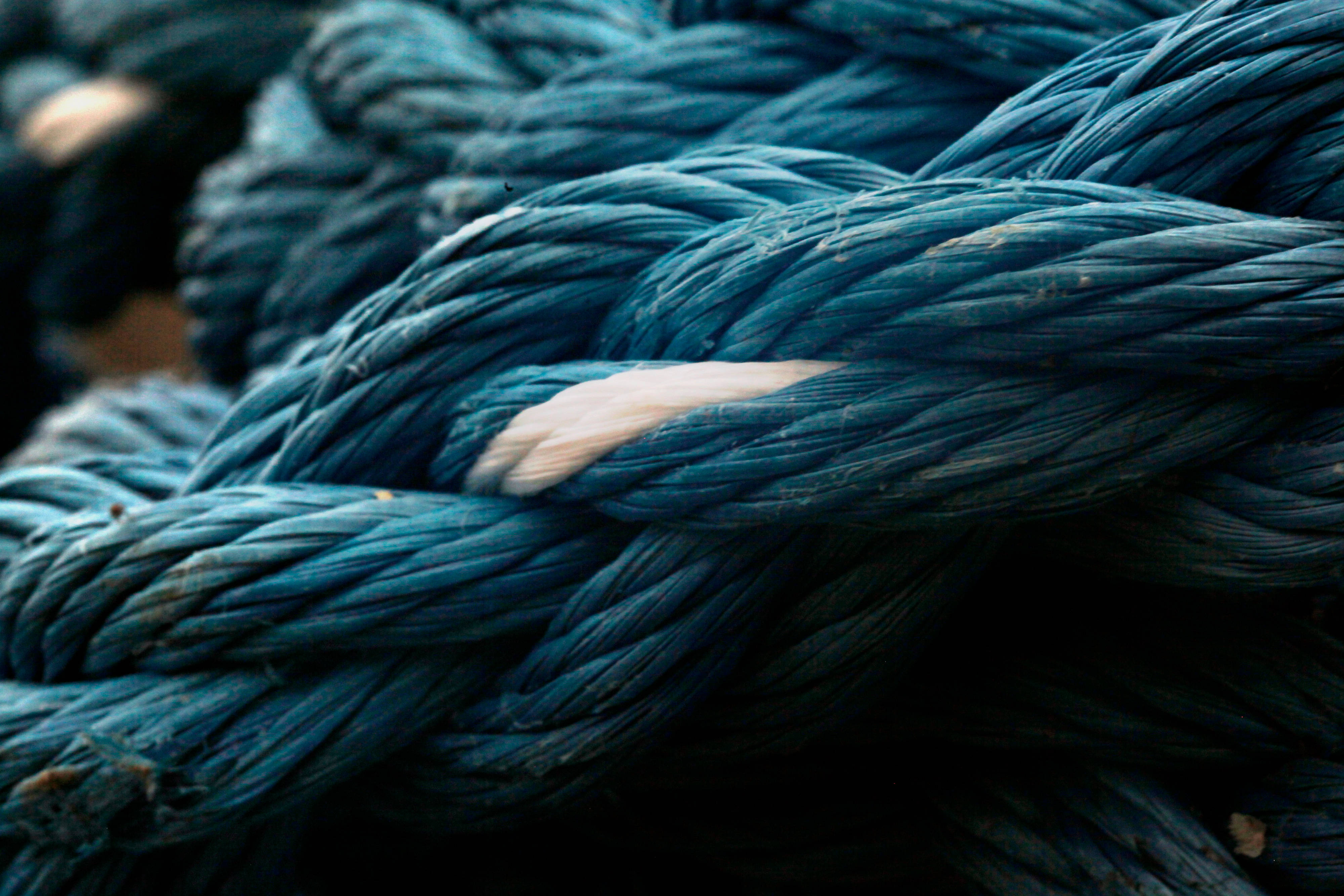 blue velvet thread, thick blue rope, weathered texture, 4K Desktop Wallpaper