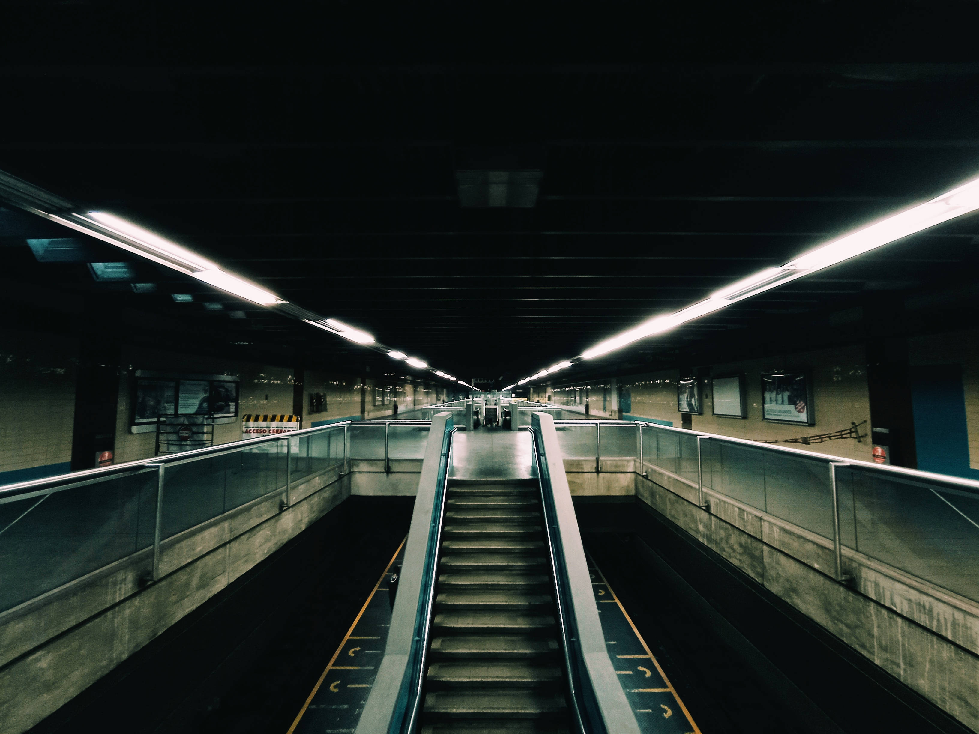 train station, Venezuela, escalator, 2K Desktop Wallpaper