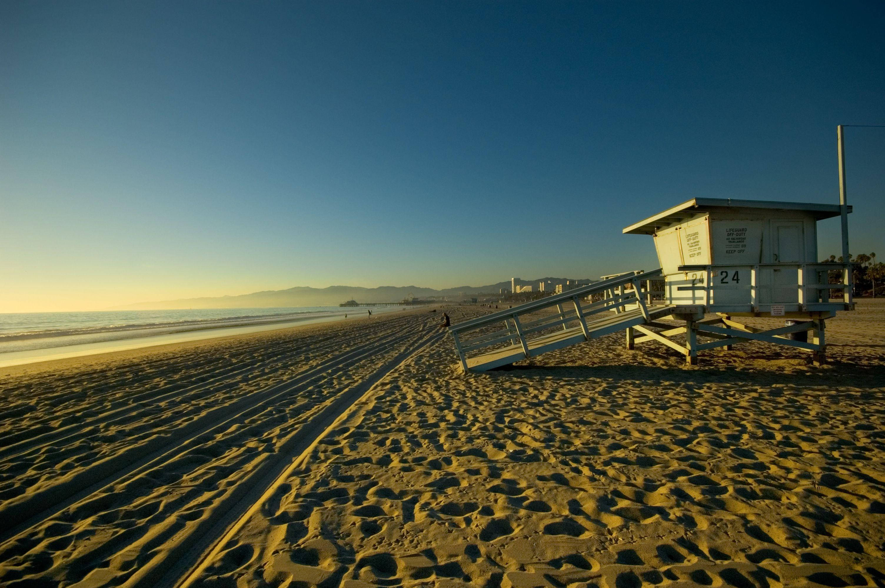 Venice Beach, lifeguard tower, golden sand, 2K Desktop Wallpaper