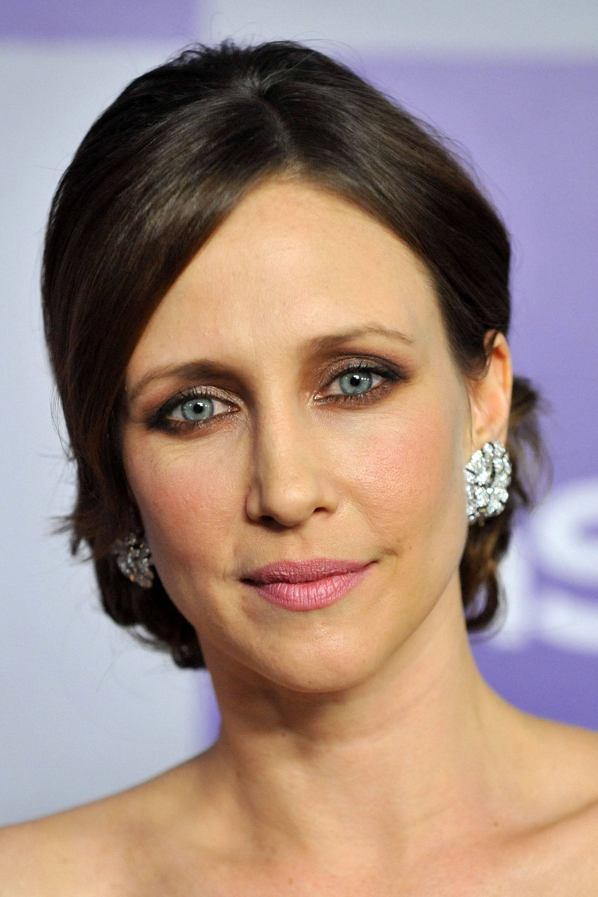 Vera Farmiga, blue eyes, diamond earrings, 2K Phone Wallpaper