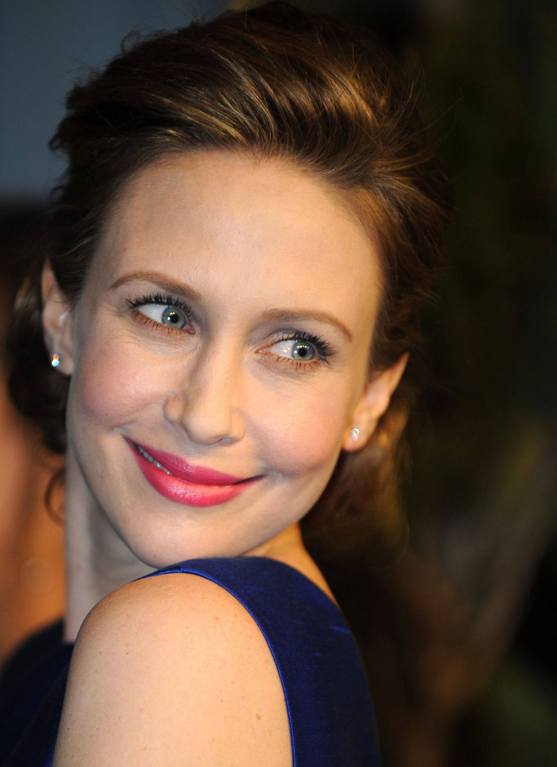 Vera Farmiga, blue dress, pearl earrings, Full HD Phone Wallpaper