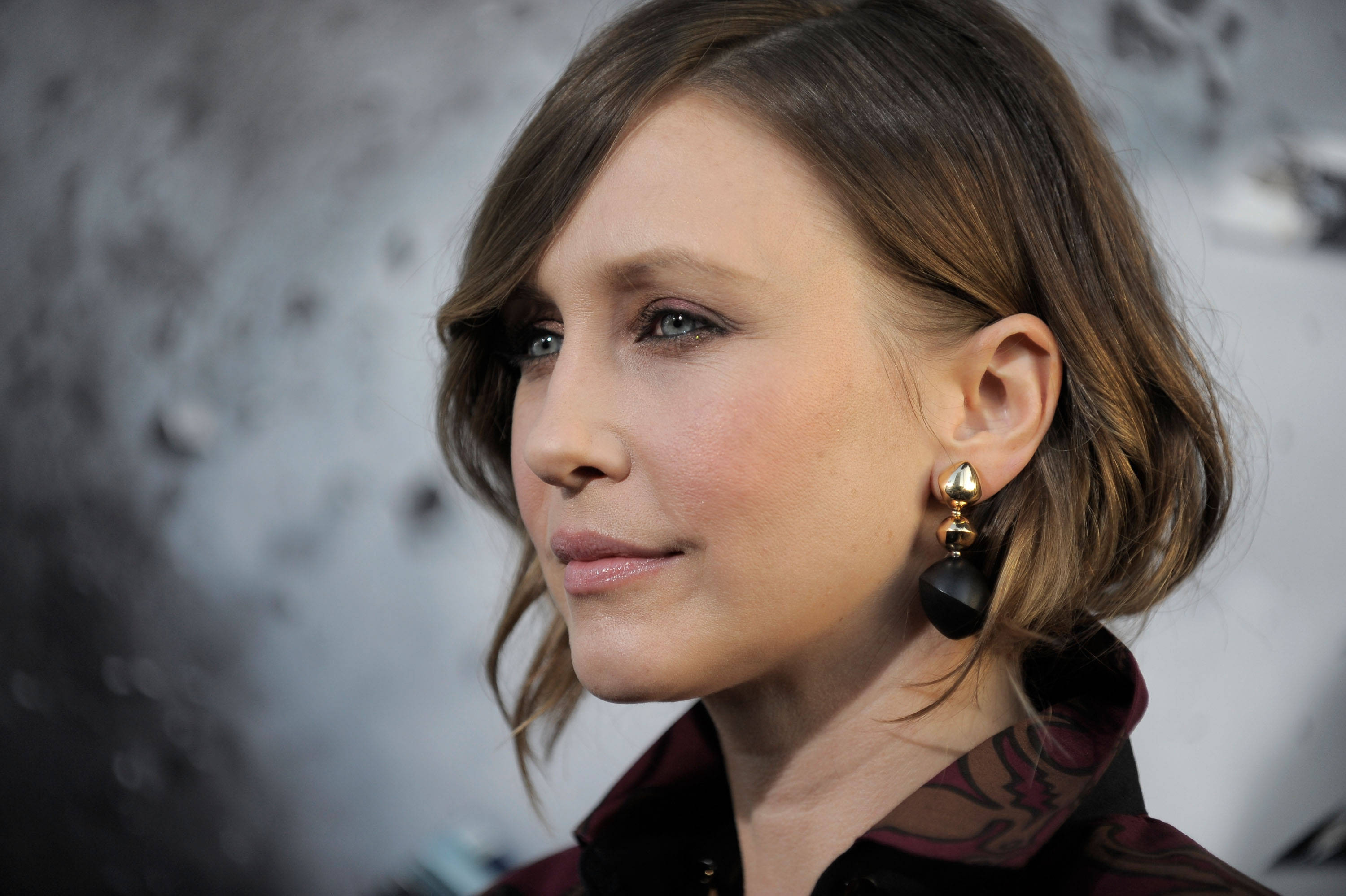 Vera Farmiga, wavy brown hair, striking blue eyes, 2K Desktop Wallpaper