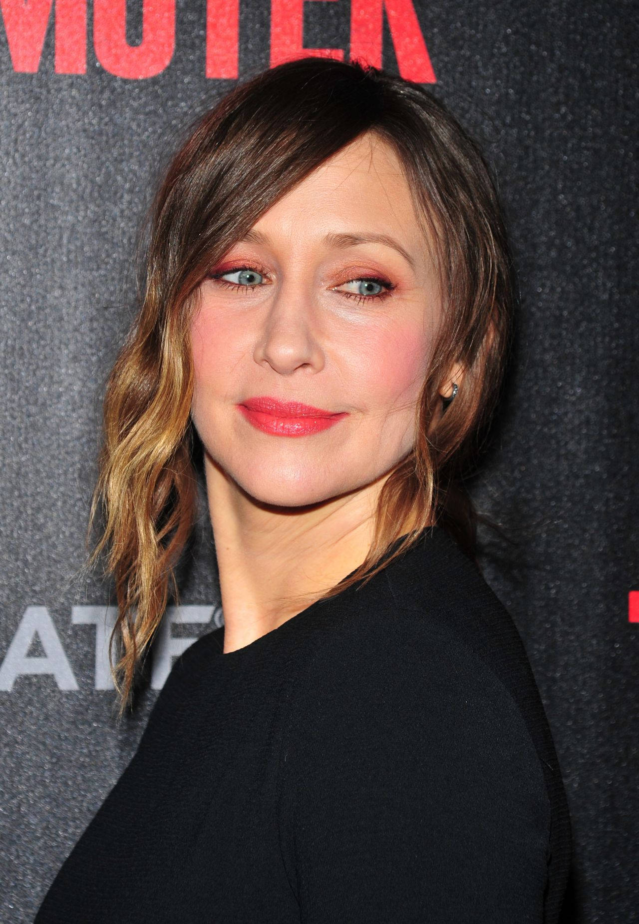 Vera Farmiga, red lipstick, wavy brown hair, HD Phone Wallpaper
