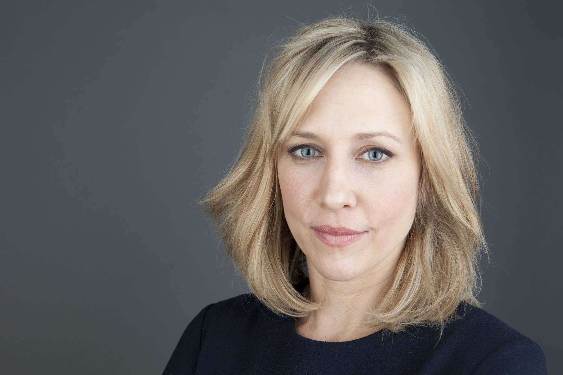 Vera Farmiga, blonde shoulder-length hair, blue eyes, HD Desktop Wallpaper