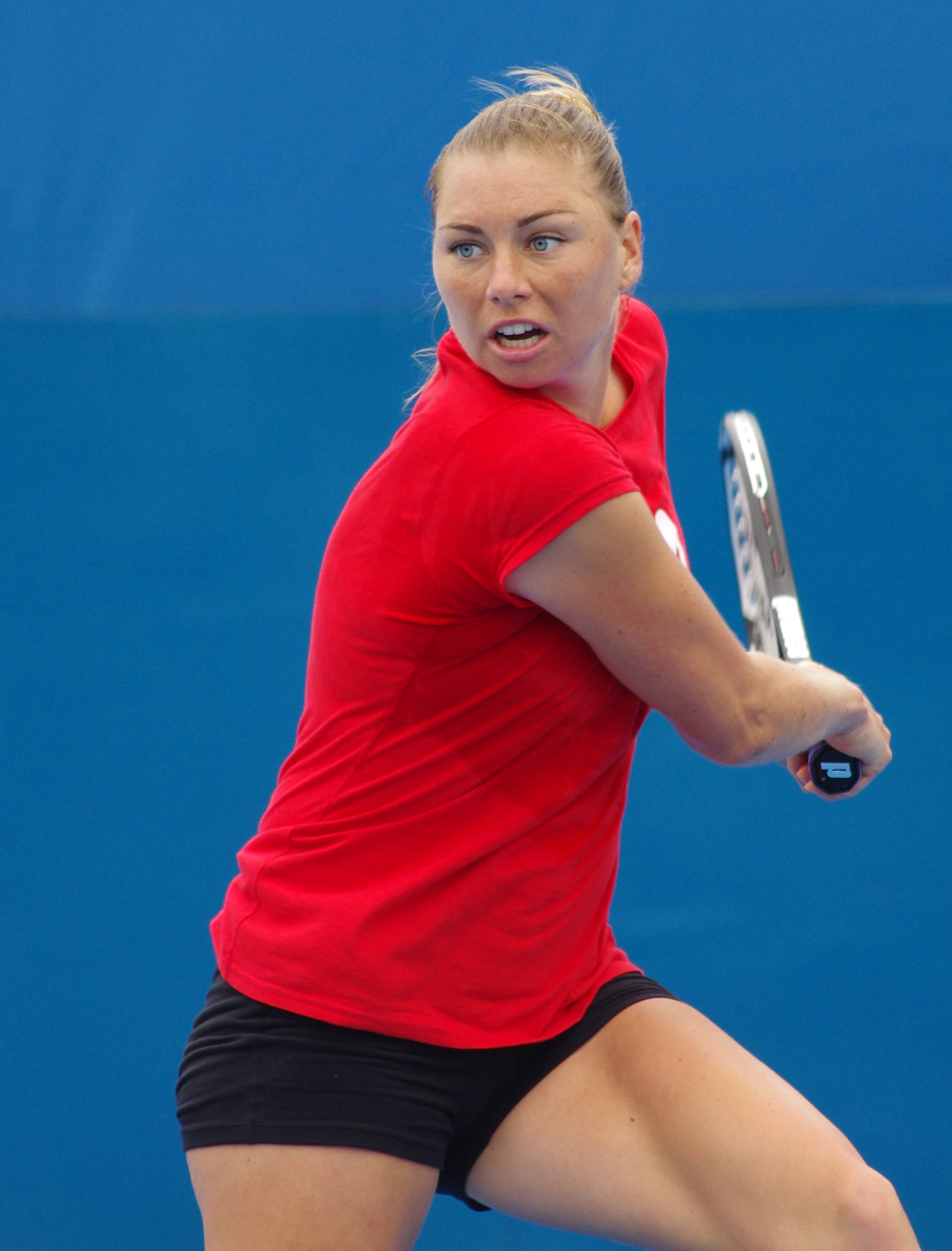 Vera Zvonareva, red shirt, black shorts, 2K Phone Wallpaper