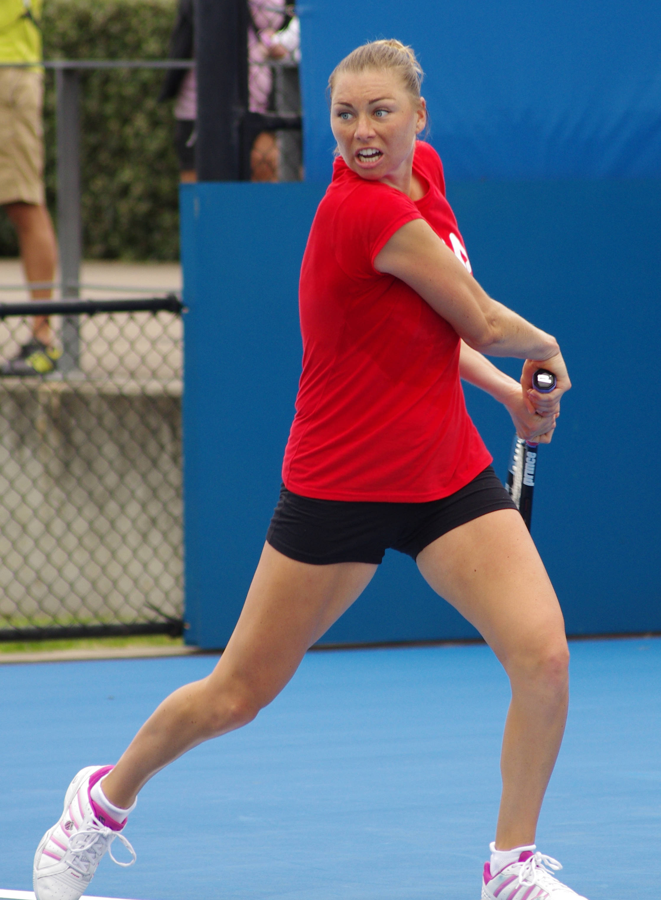 Vera Zvonareva, red shirt, black shorts, 2K Phone Wallpaper