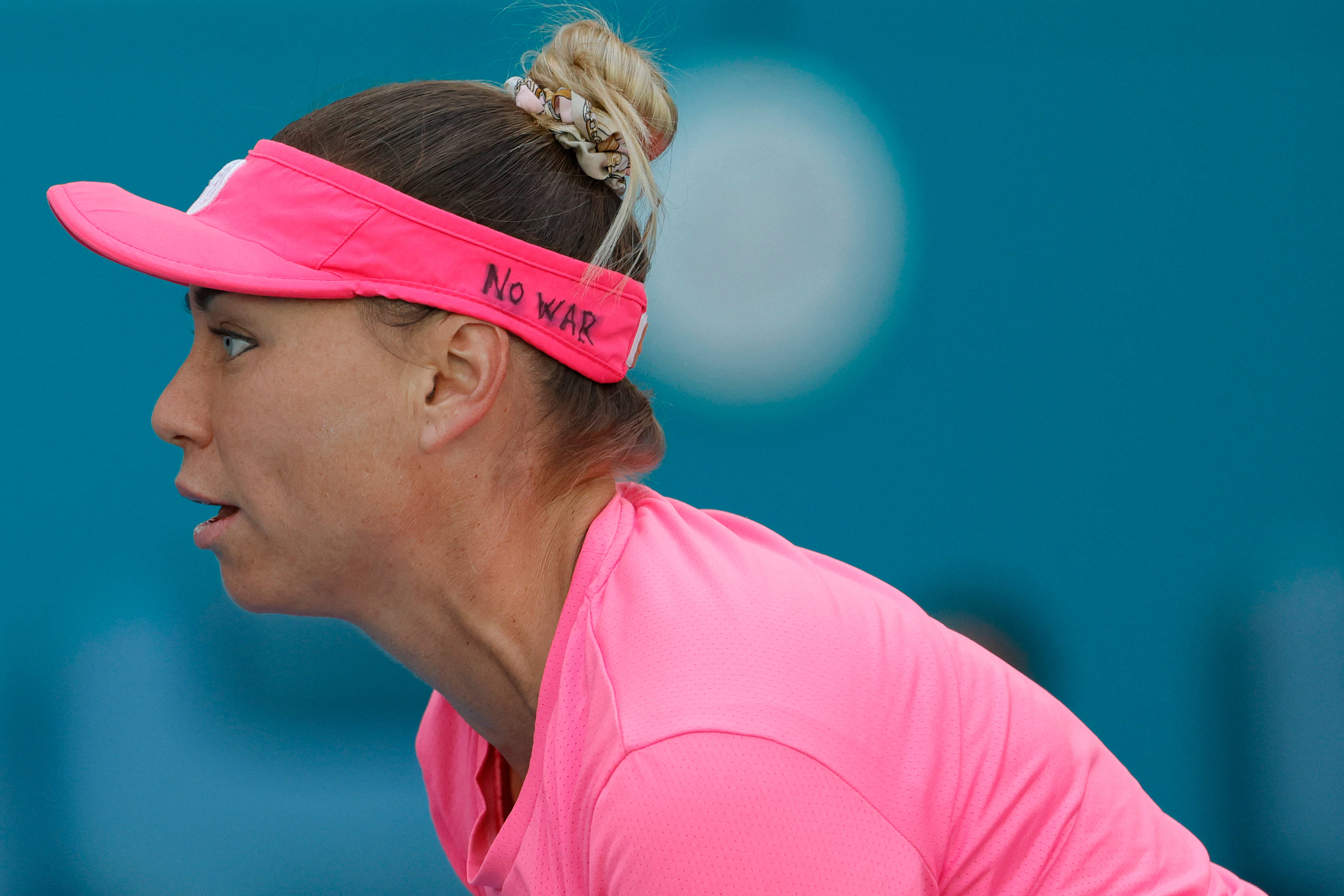 Vera Zvonareva, bright pink gear, No War, 2K Desktop Wallpaper