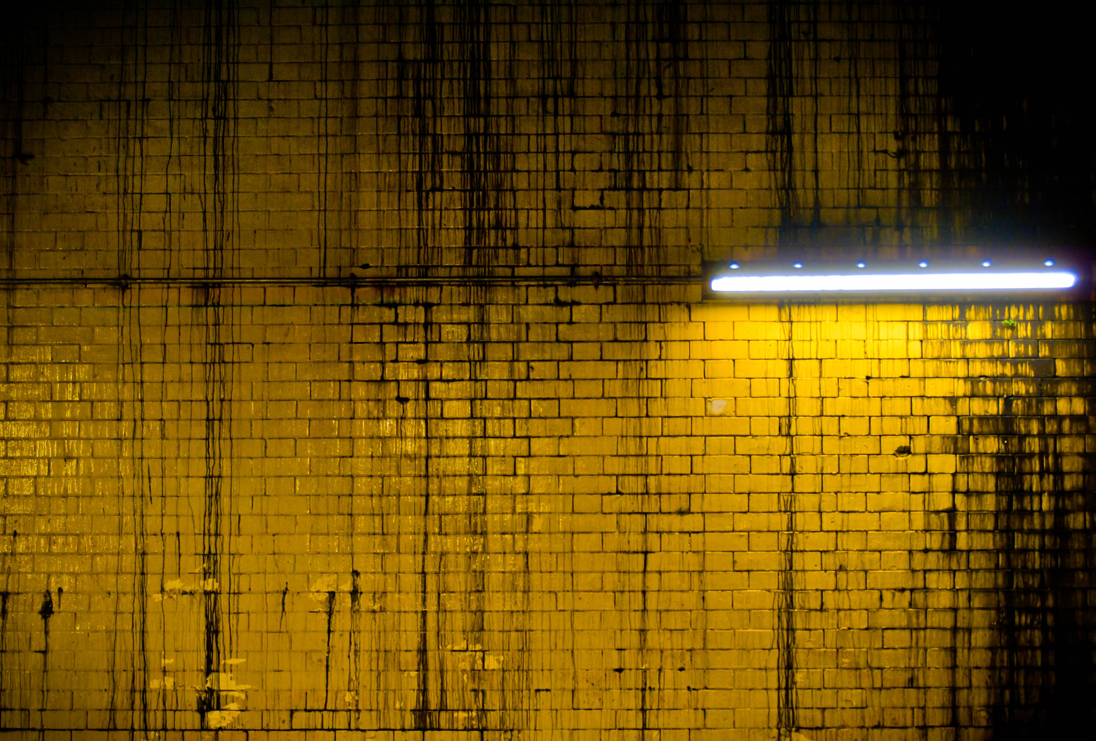 yellow brick wall, fluorescent light, weathered brick wall, 2K Desktop Wallpaper