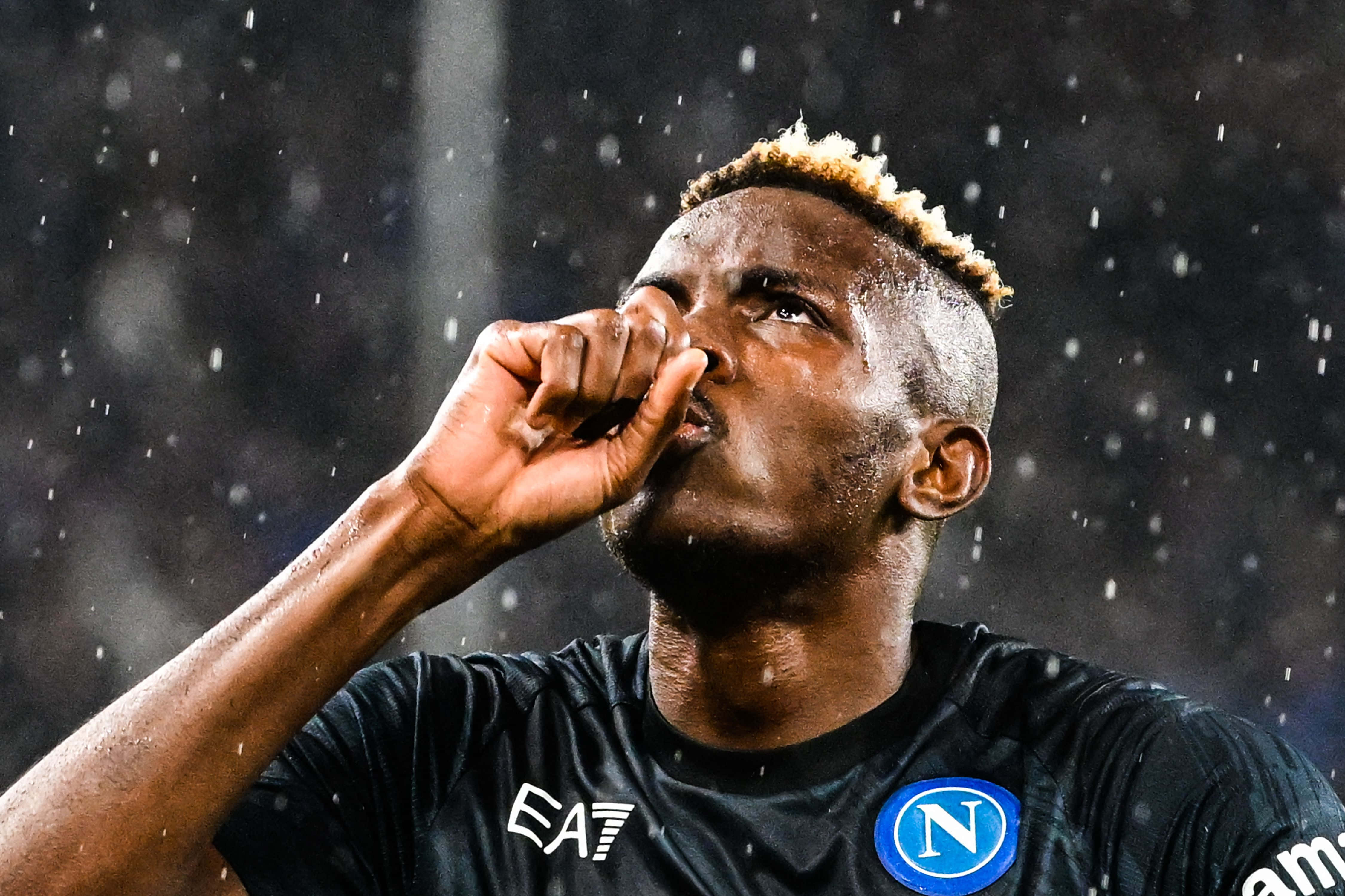 Victor Osimhen, black Napoli jersey, rain, 4K Desktop Wallpaper