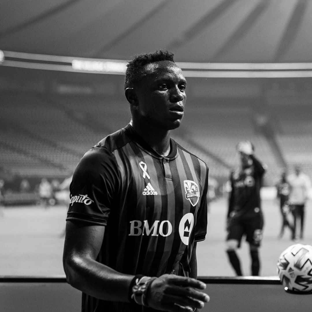 Victor Wanyama, striped jersey, stadium field, SD Desktop Wallpaper
