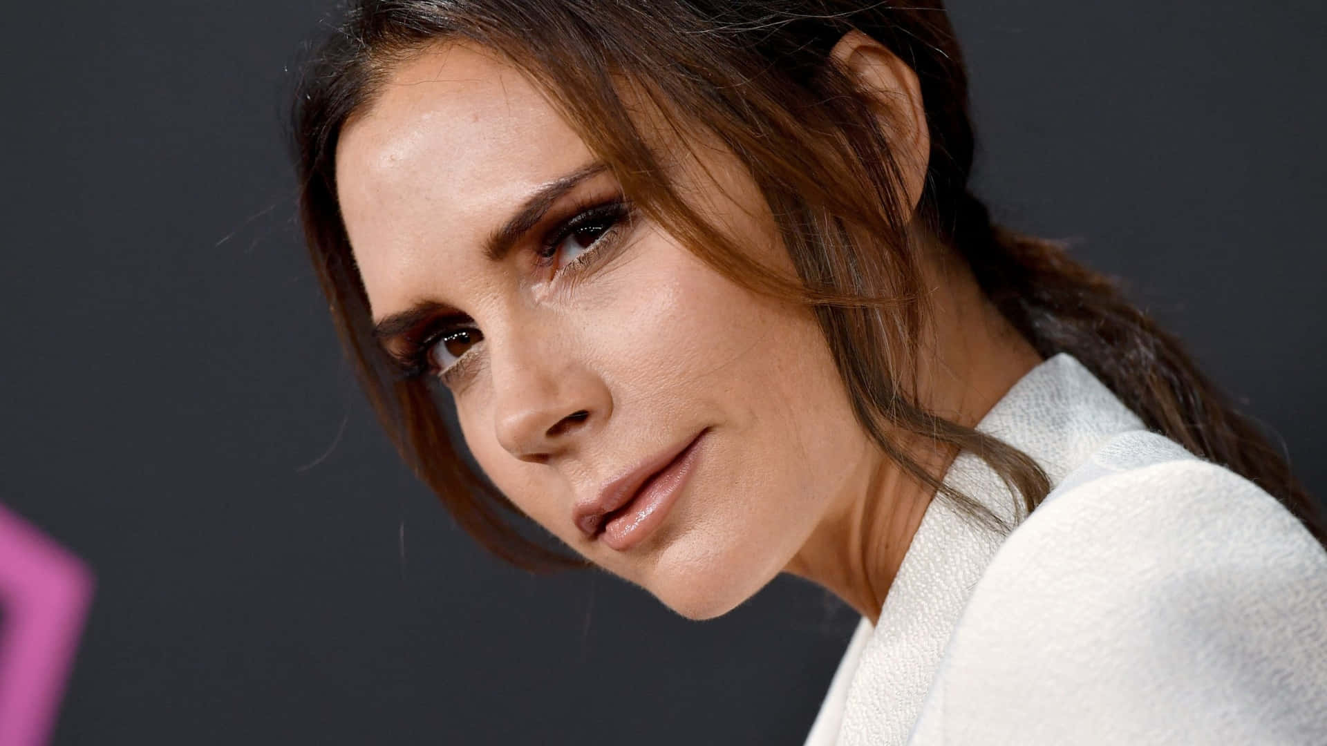 Victoria Beckham, white textured top, dark gray background, Full HD Desktop Wallpaper