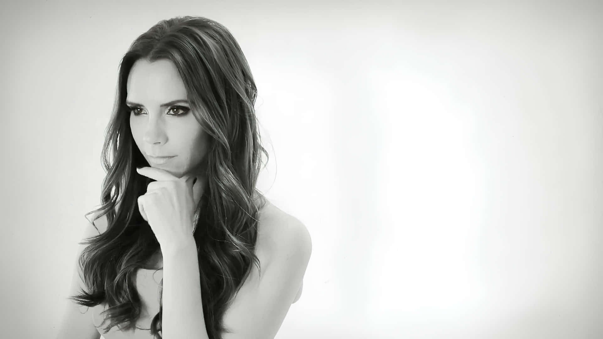 Victoria Beckham, long wavy hair, chin on hand, Full HD Desktop Wallpaper