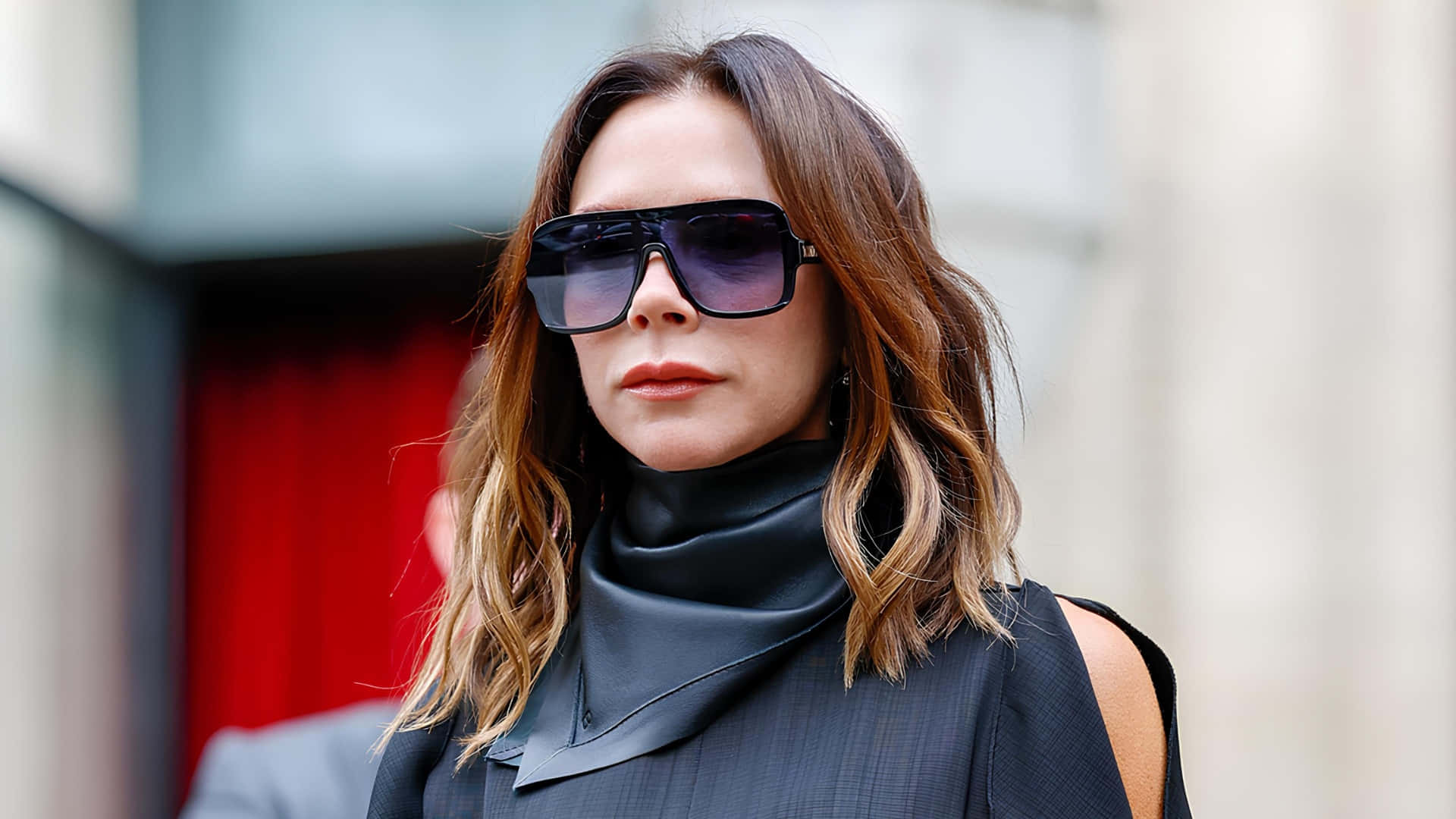 Victoria Beckham, wavy brown hair, oversized black sunglasses, Full HD Desktop Wallpaper