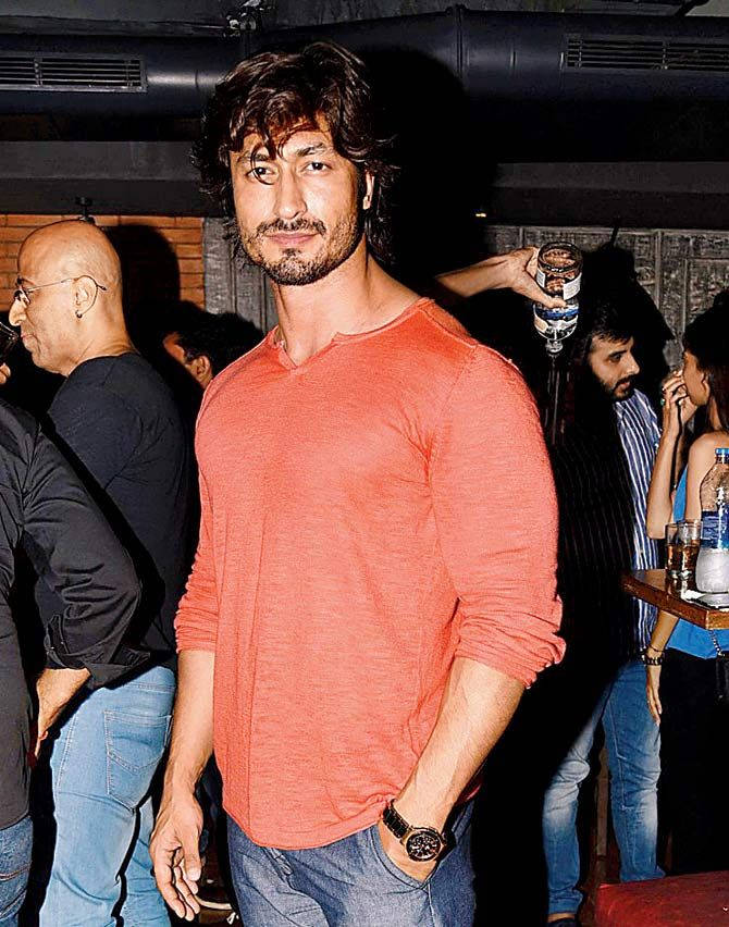 Vidyut Jamwal, orange shirt, dimly lit bar, SD Phone Wallpaper