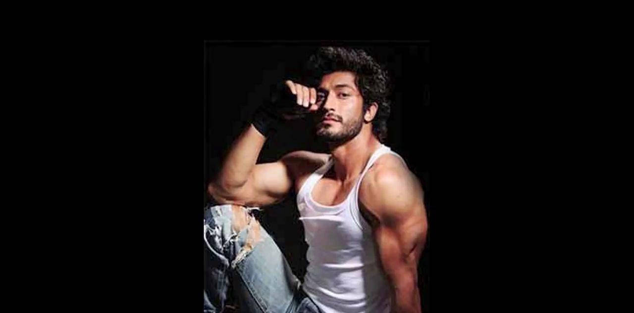 Vidyut Jamwal, white tank top, ripped jeans, HD Desktop Wallpaper